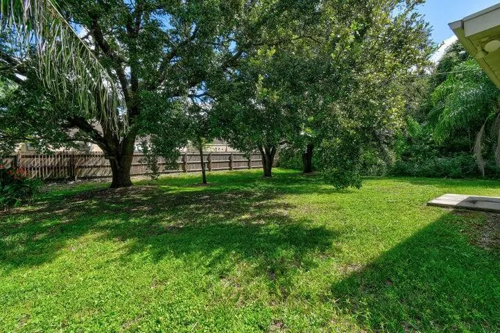 109 SW Essex Drive