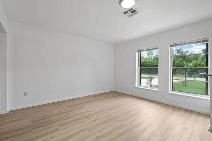 109 SW Essex Drive
