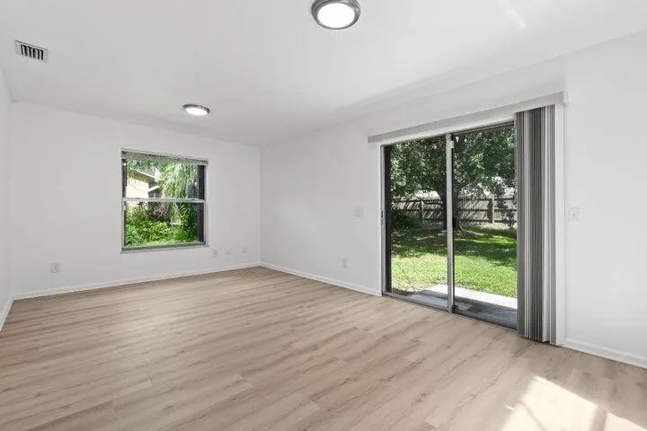 109 SW Essex Drive
