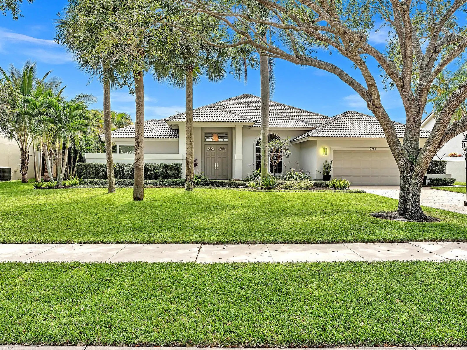 2788 Hampton Circle W