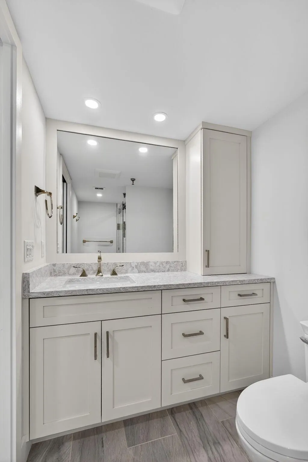 123 Lakeshore Drive, #1544