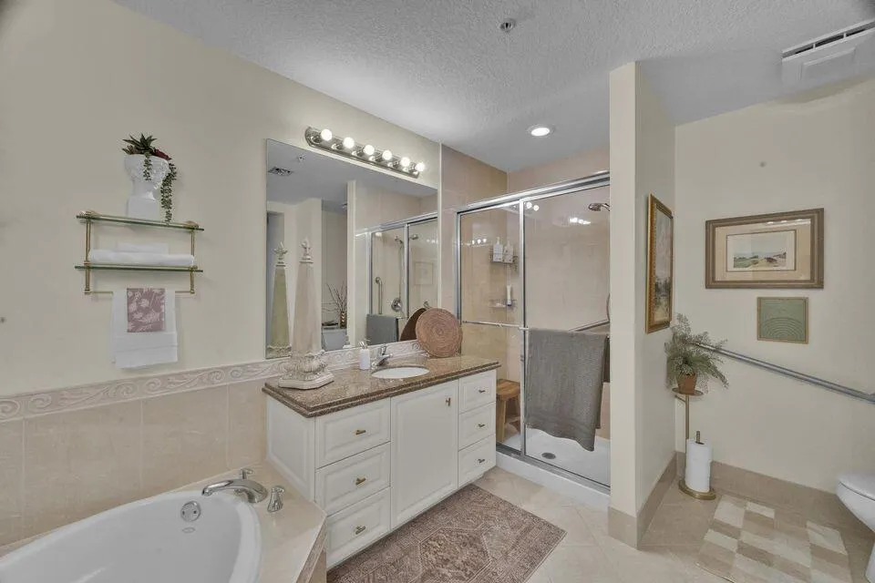 27 Harbour Isle Drive W, #106