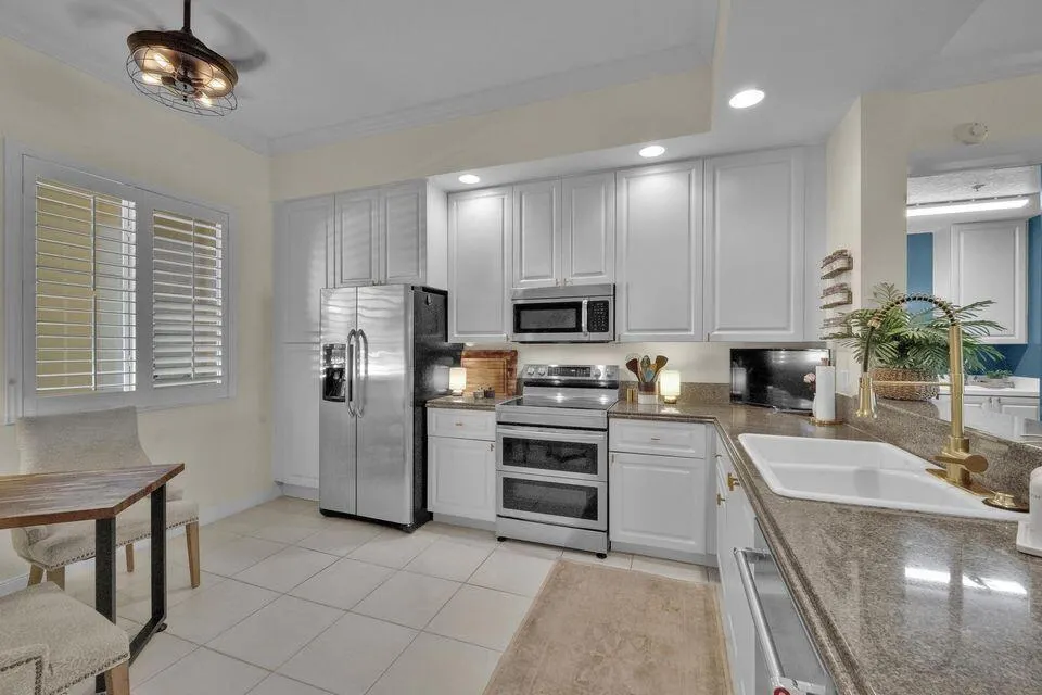 27 Harbour Isle Drive W, #106