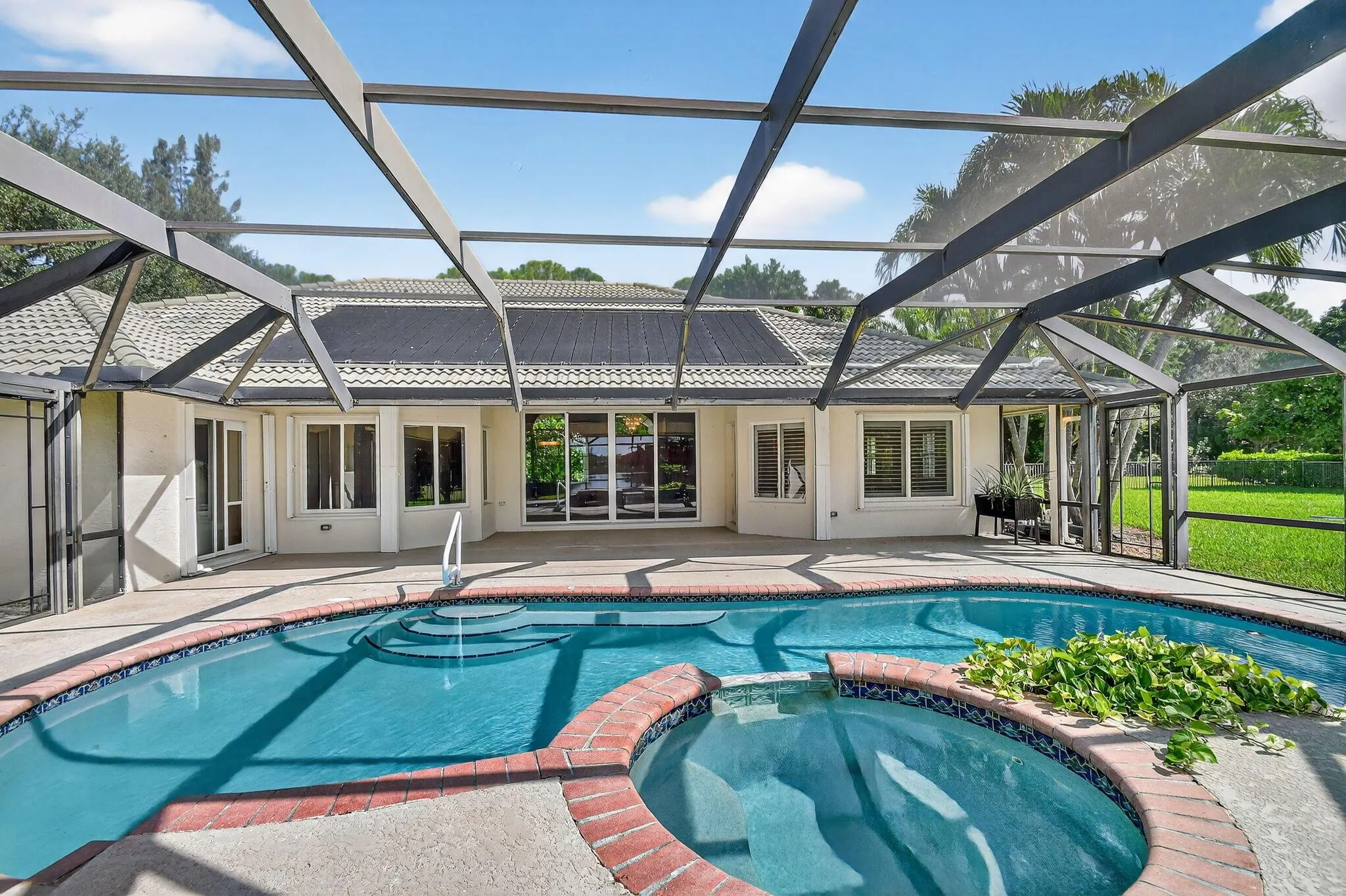 5551 Lago Del Sol Drive