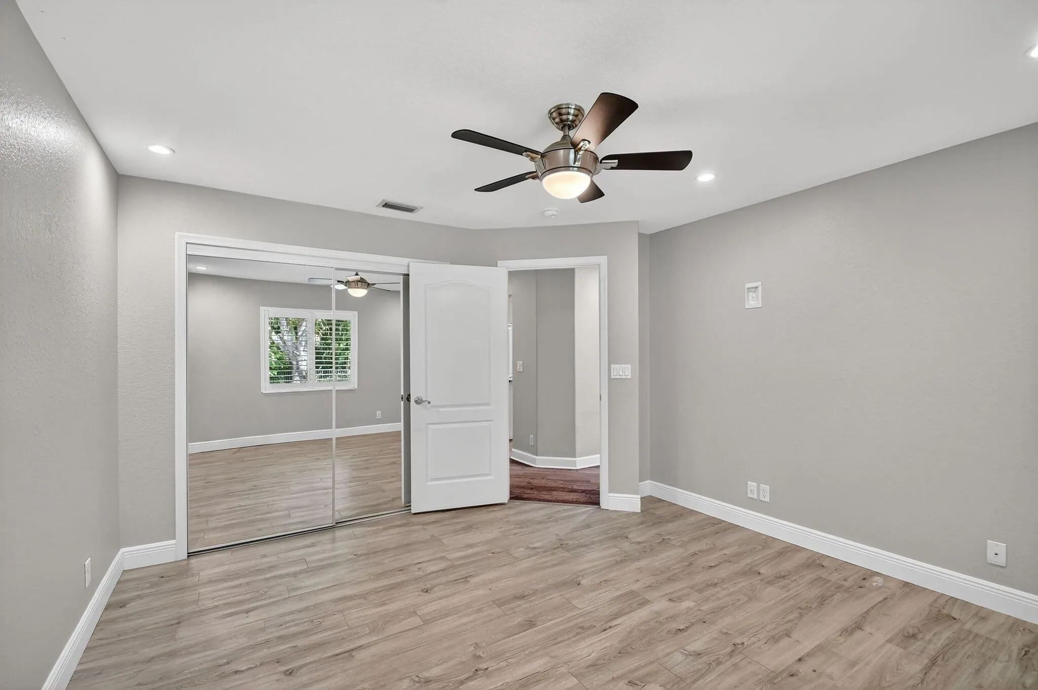 5551 Lago Del Sol Drive