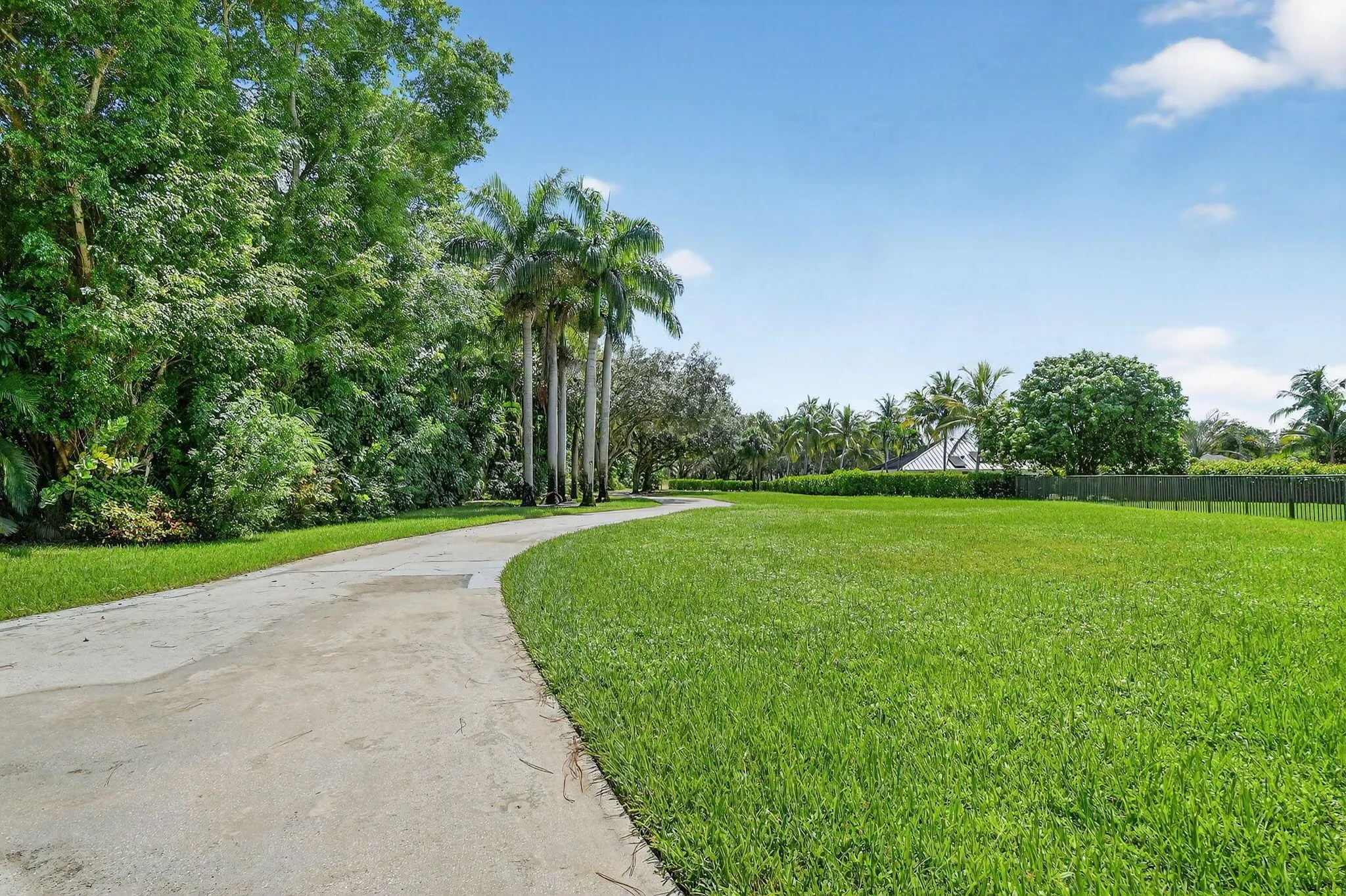 5551 Lago Del Sol Drive
