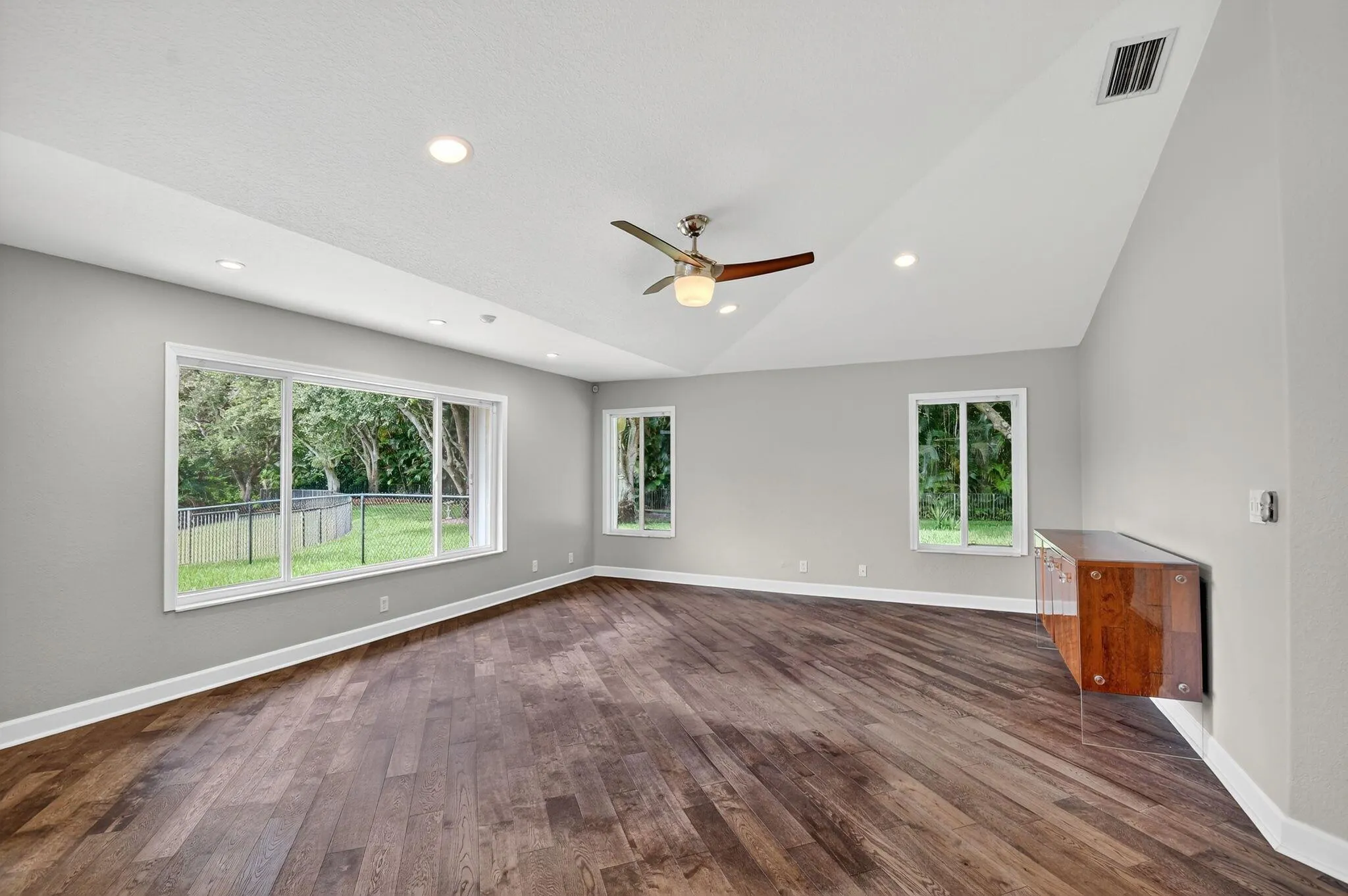 5551 Lago Del Sol Drive