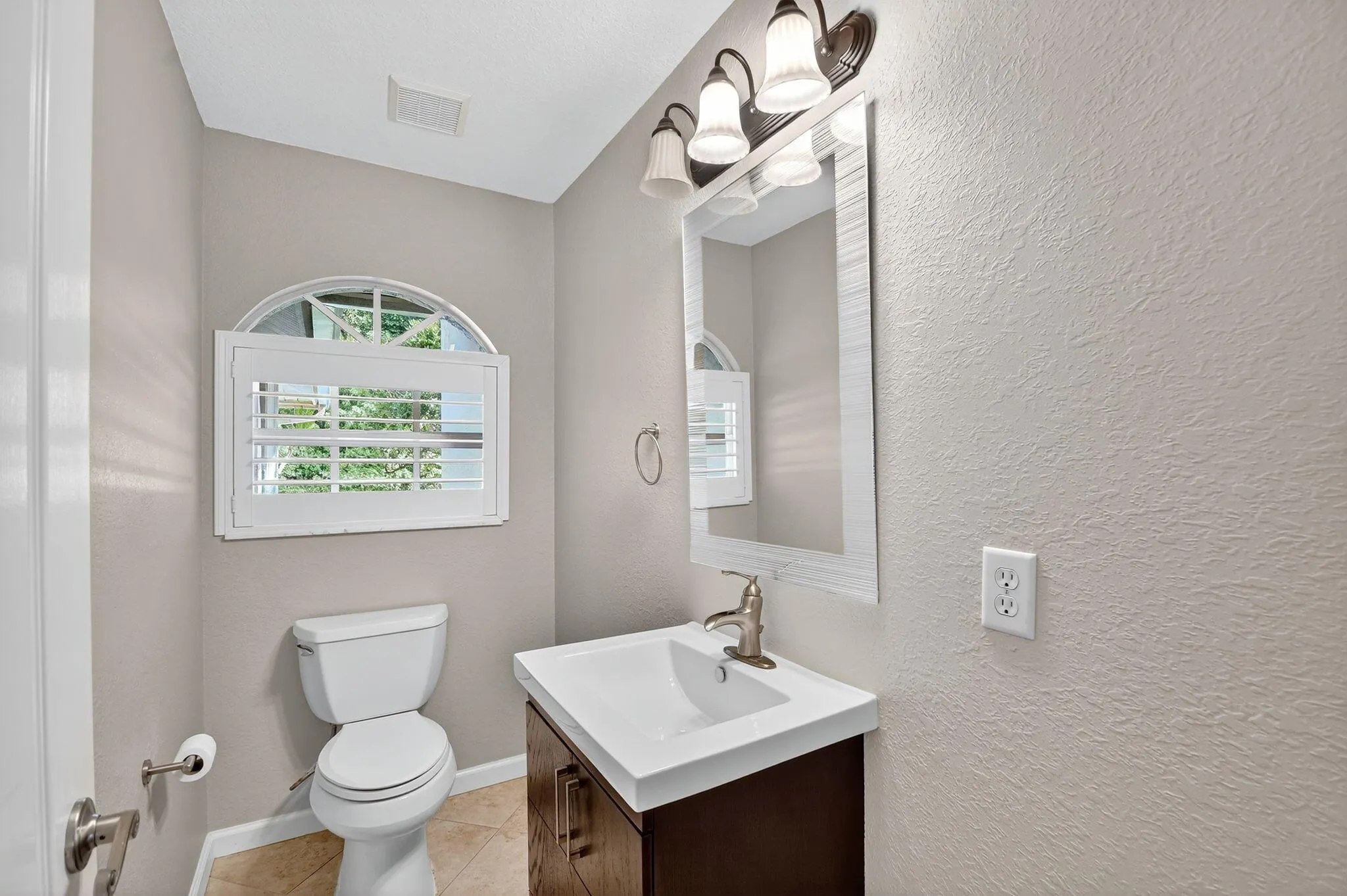 5551 Lago Del Sol Drive