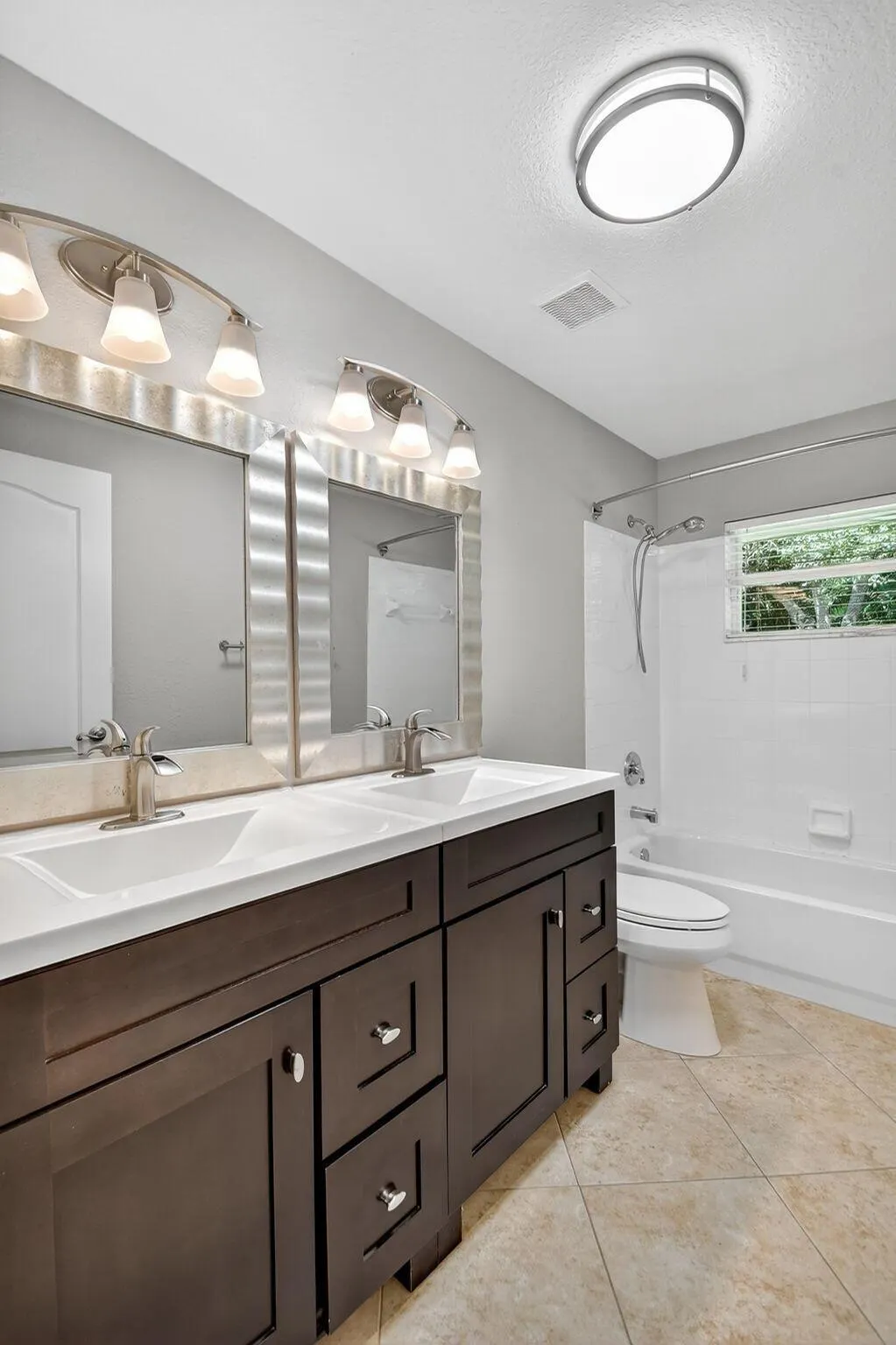 5551 Lago Del Sol Drive