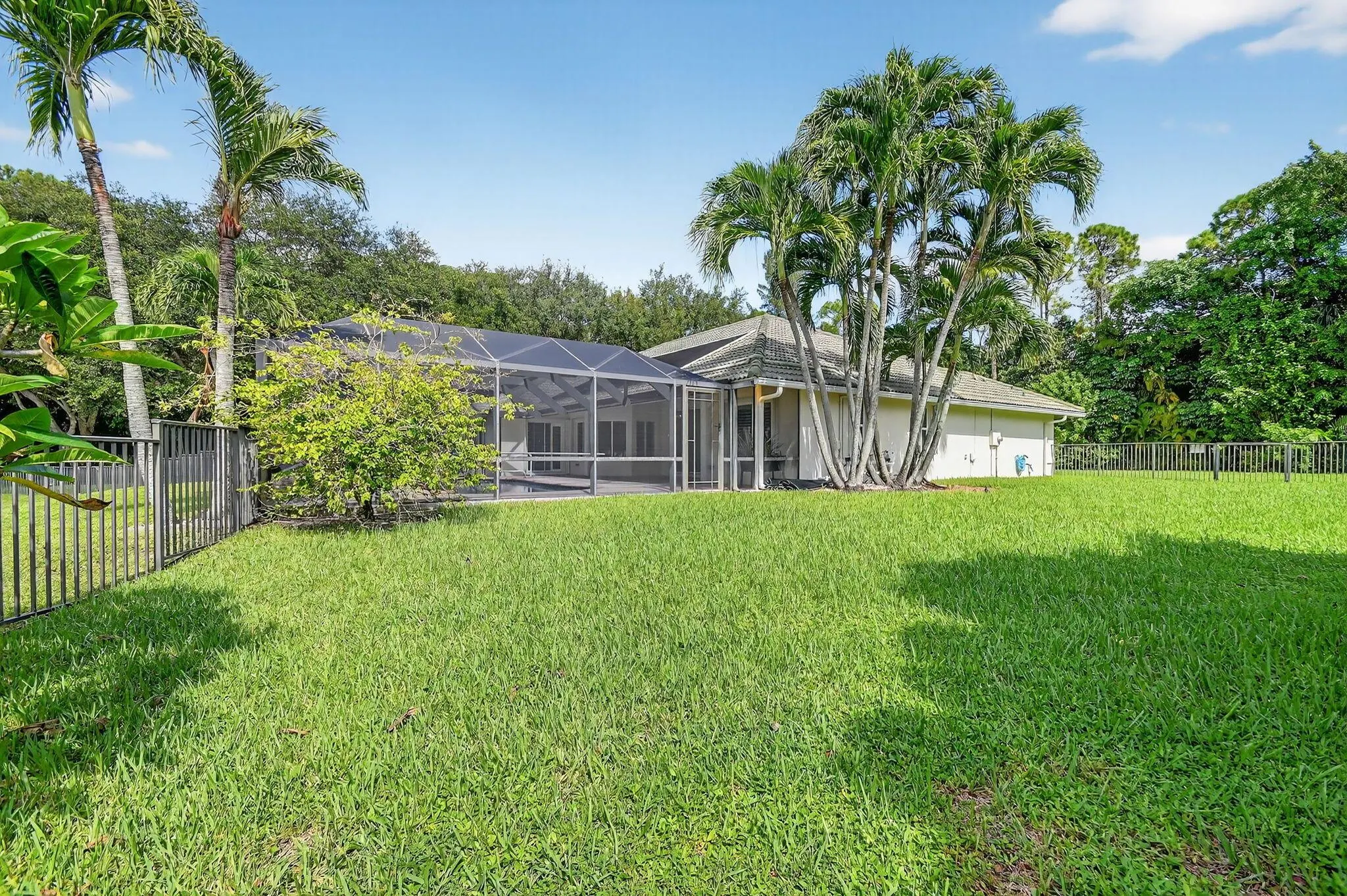 5551 Lago Del Sol Drive
