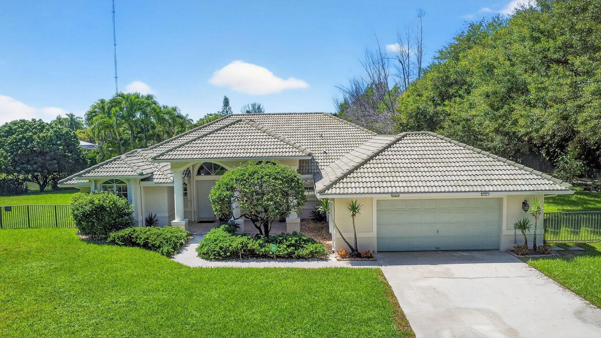 5551 Lago Del Sol Drive