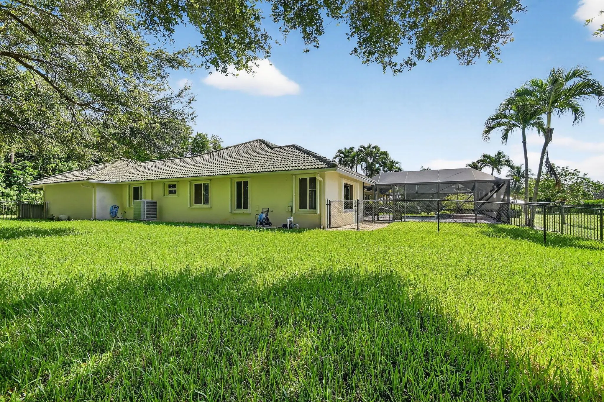 5551 Lago Del Sol Drive
