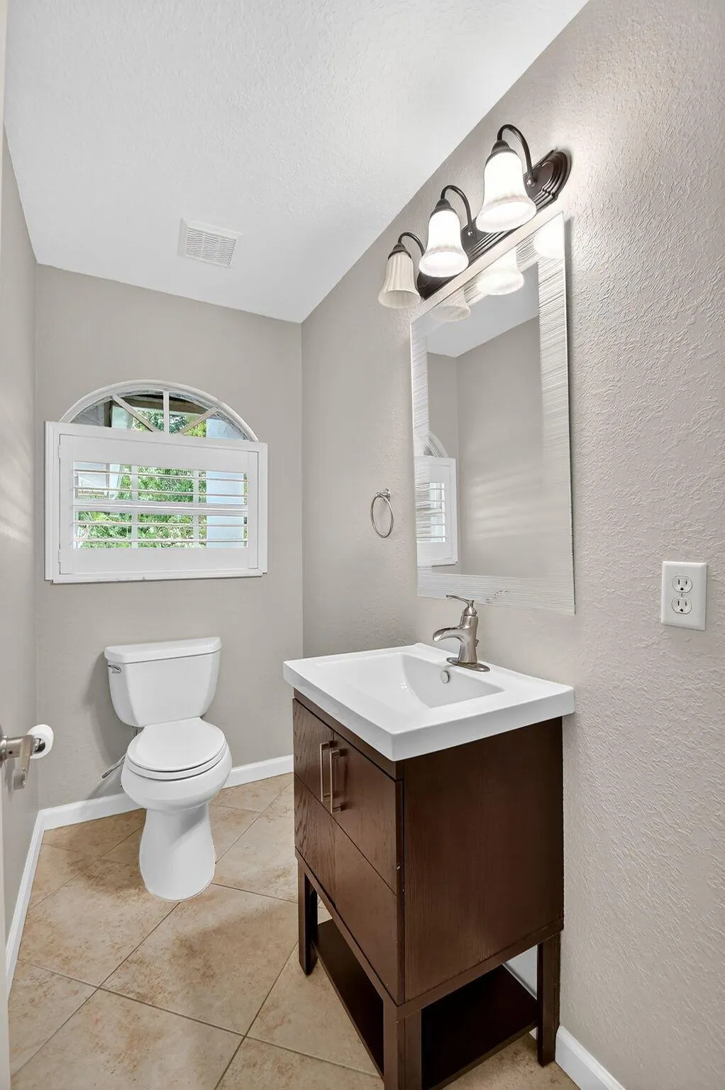 5551 Lago Del Sol Drive