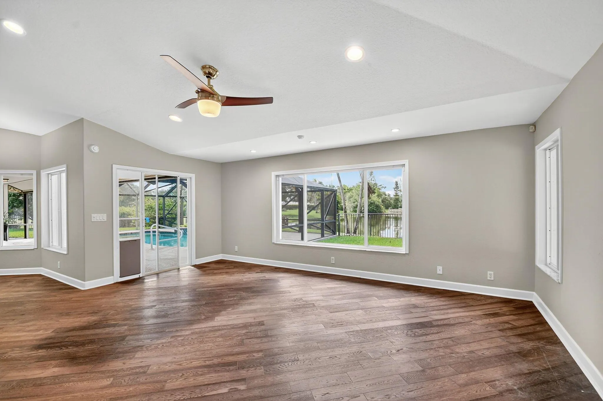5551 Lago Del Sol Drive