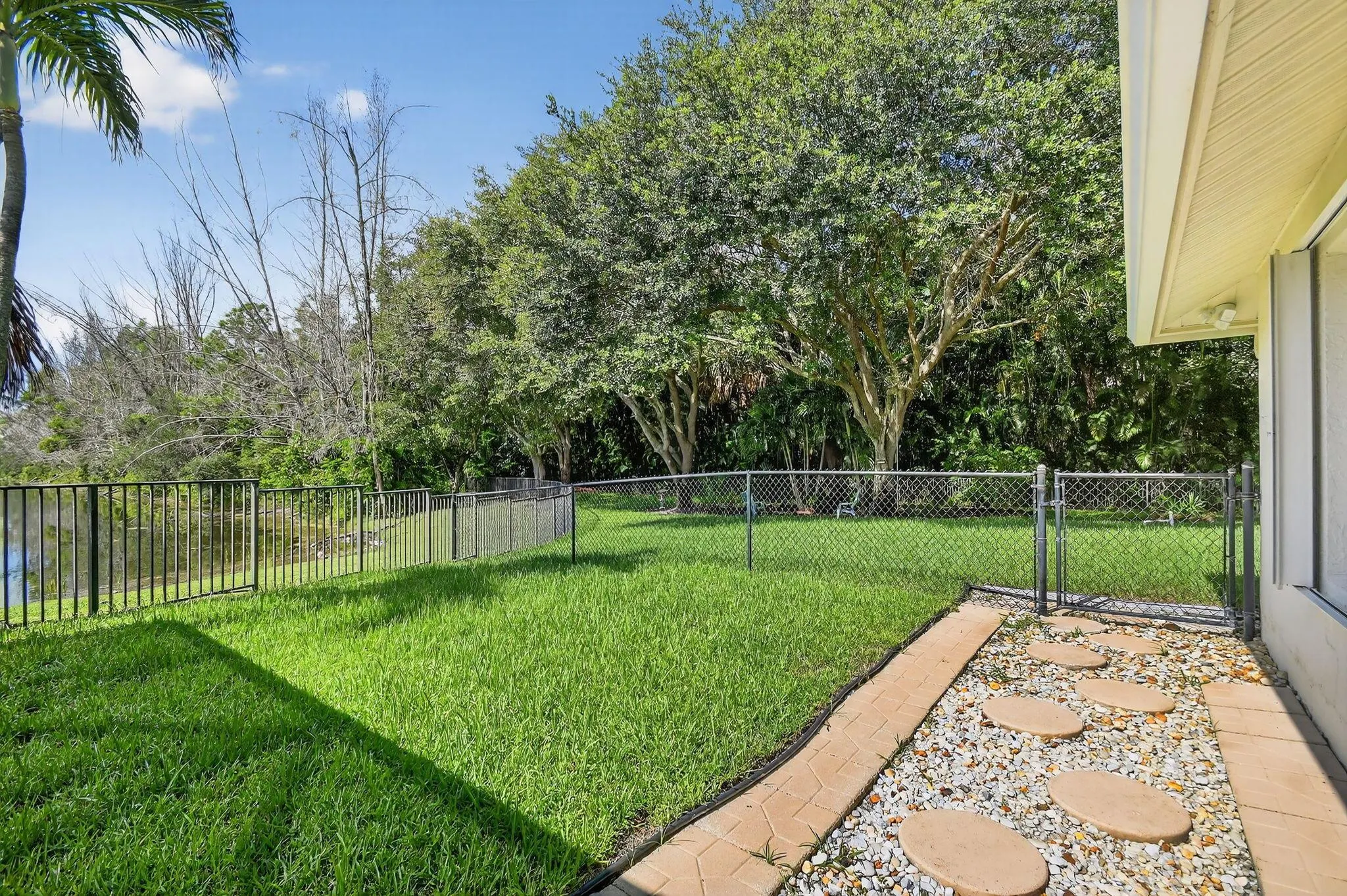 5551 Lago Del Sol Drive
