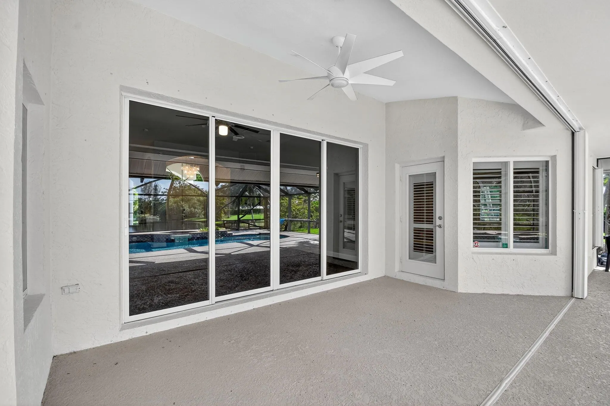 5551 Lago Del Sol Drive
