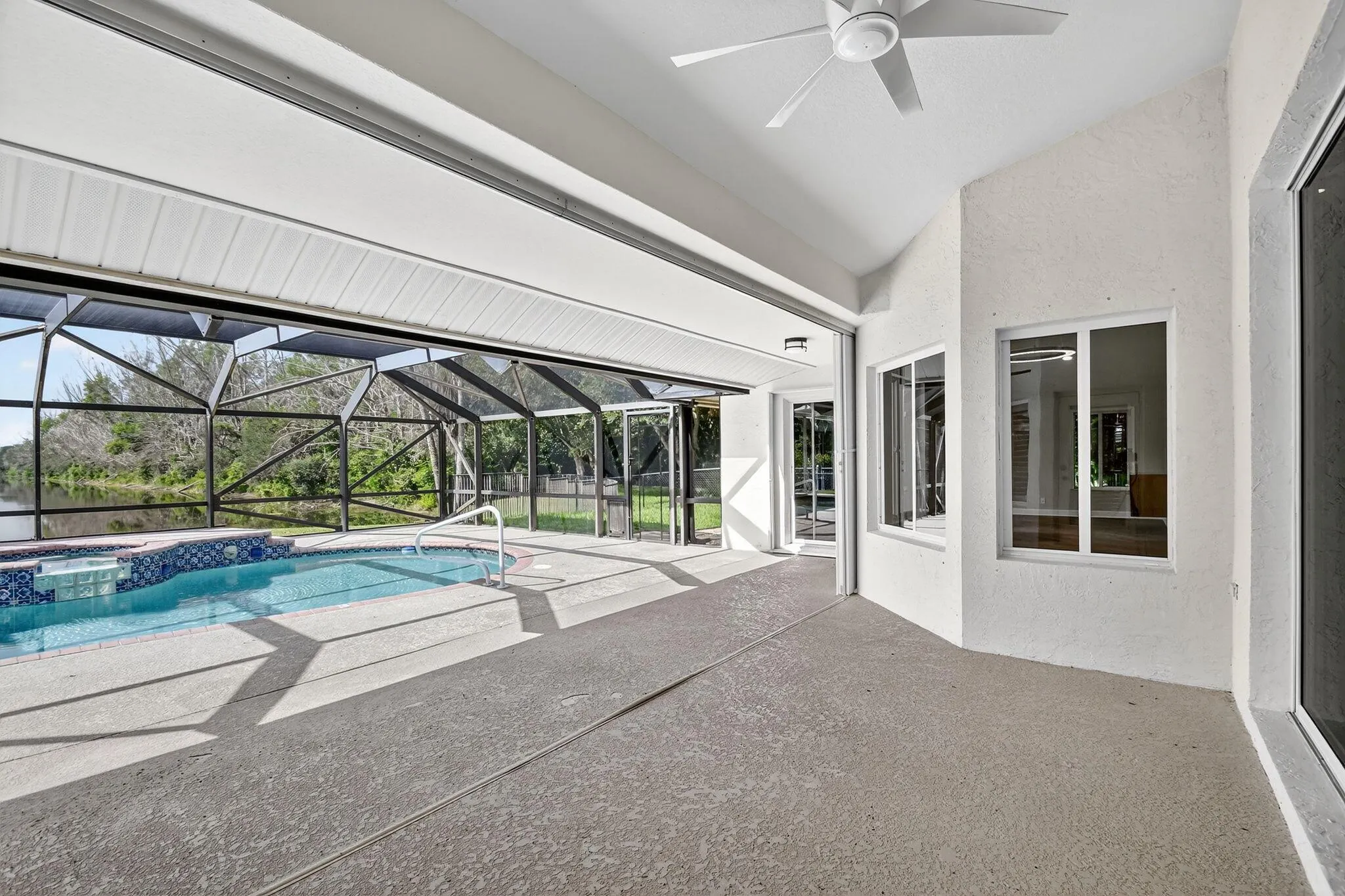 5551 Lago Del Sol Drive