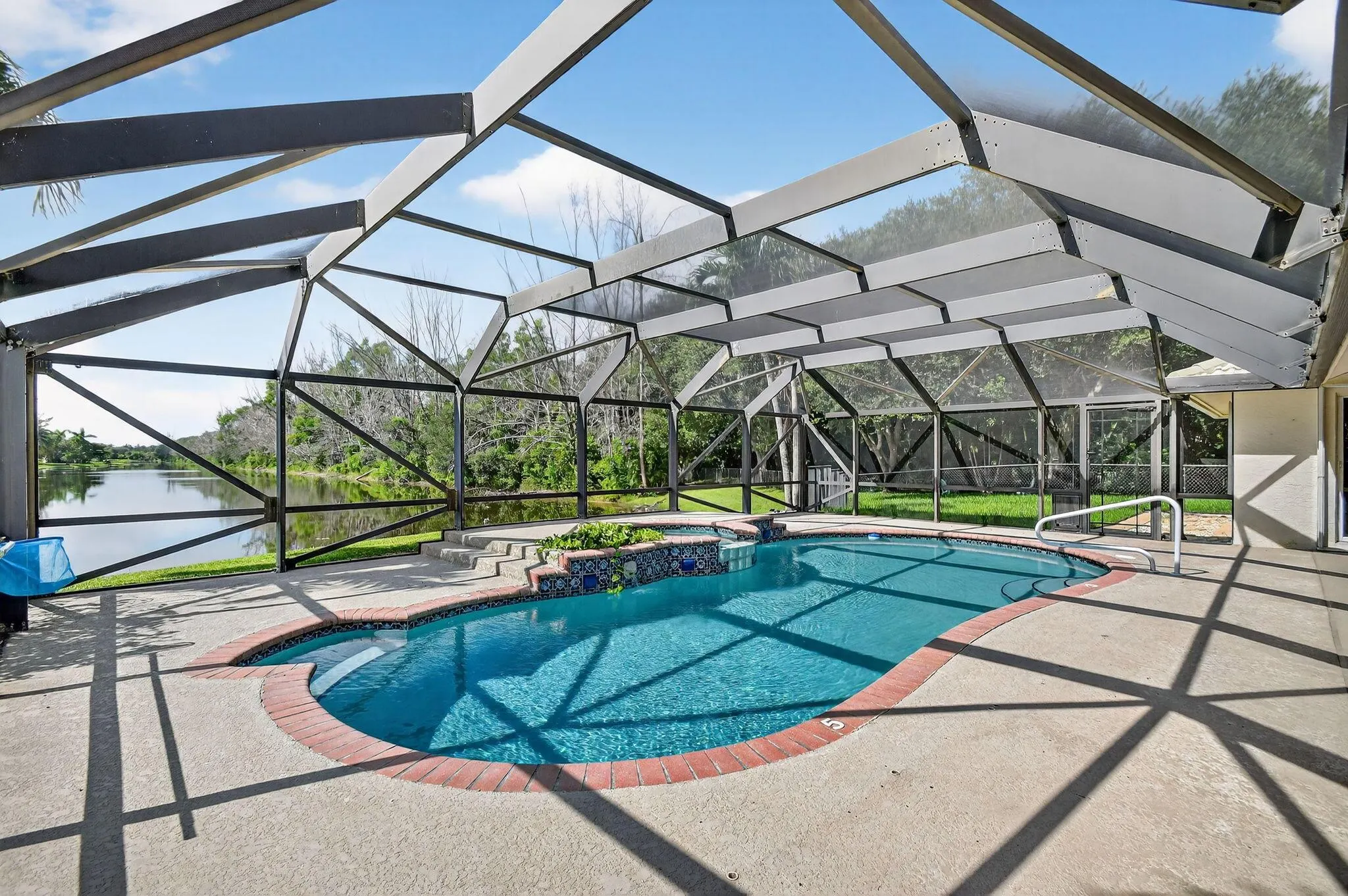 5551 Lago Del Sol Drive