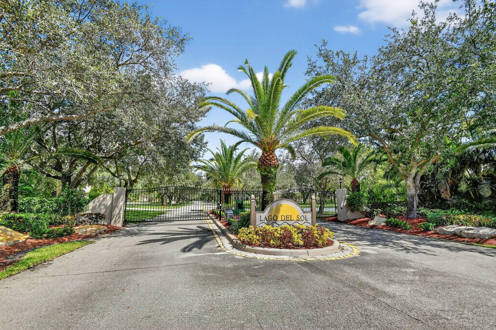 5551 Lago Del Sol Drive