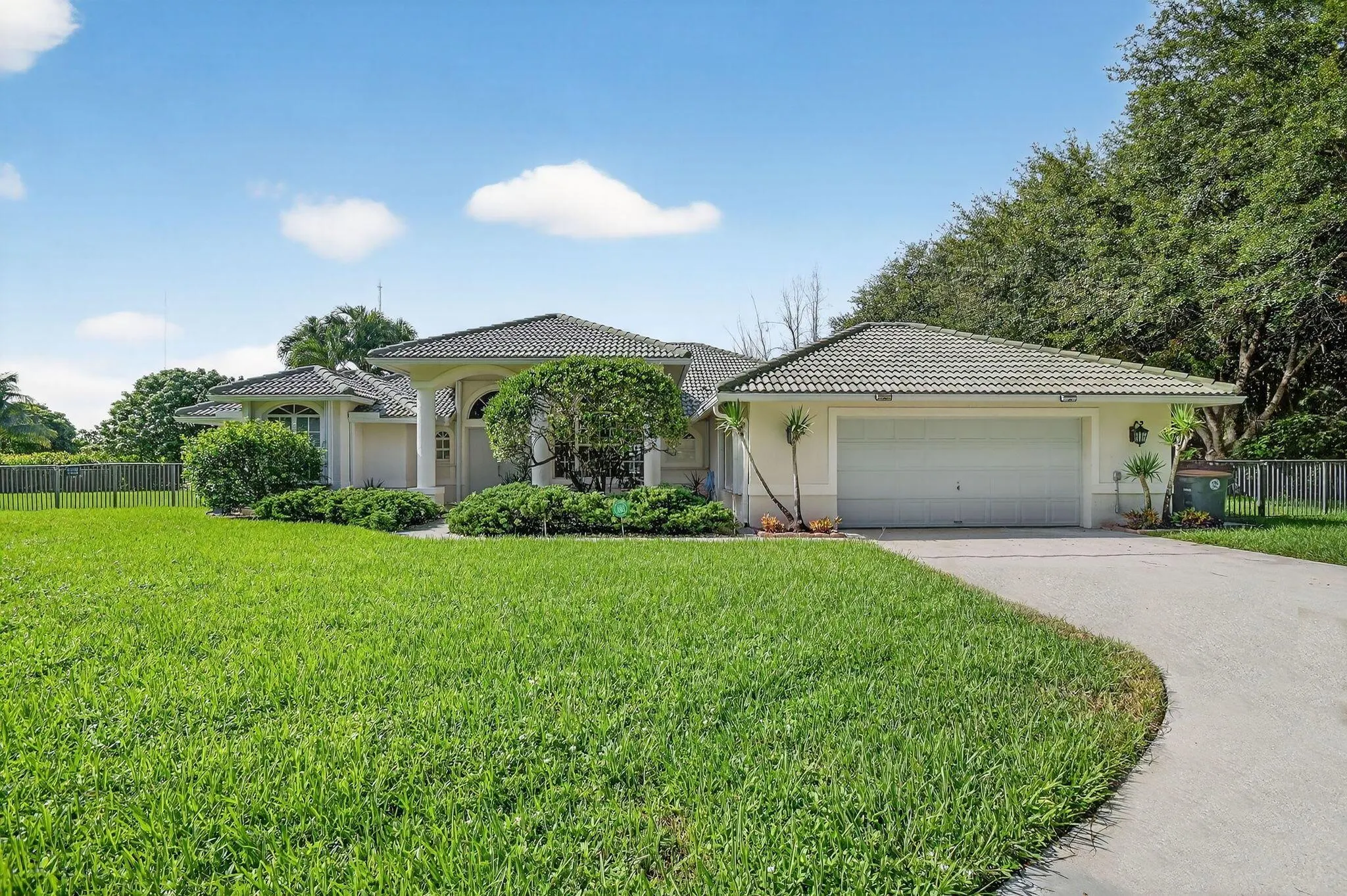 5551 Lago Del Sol Drive