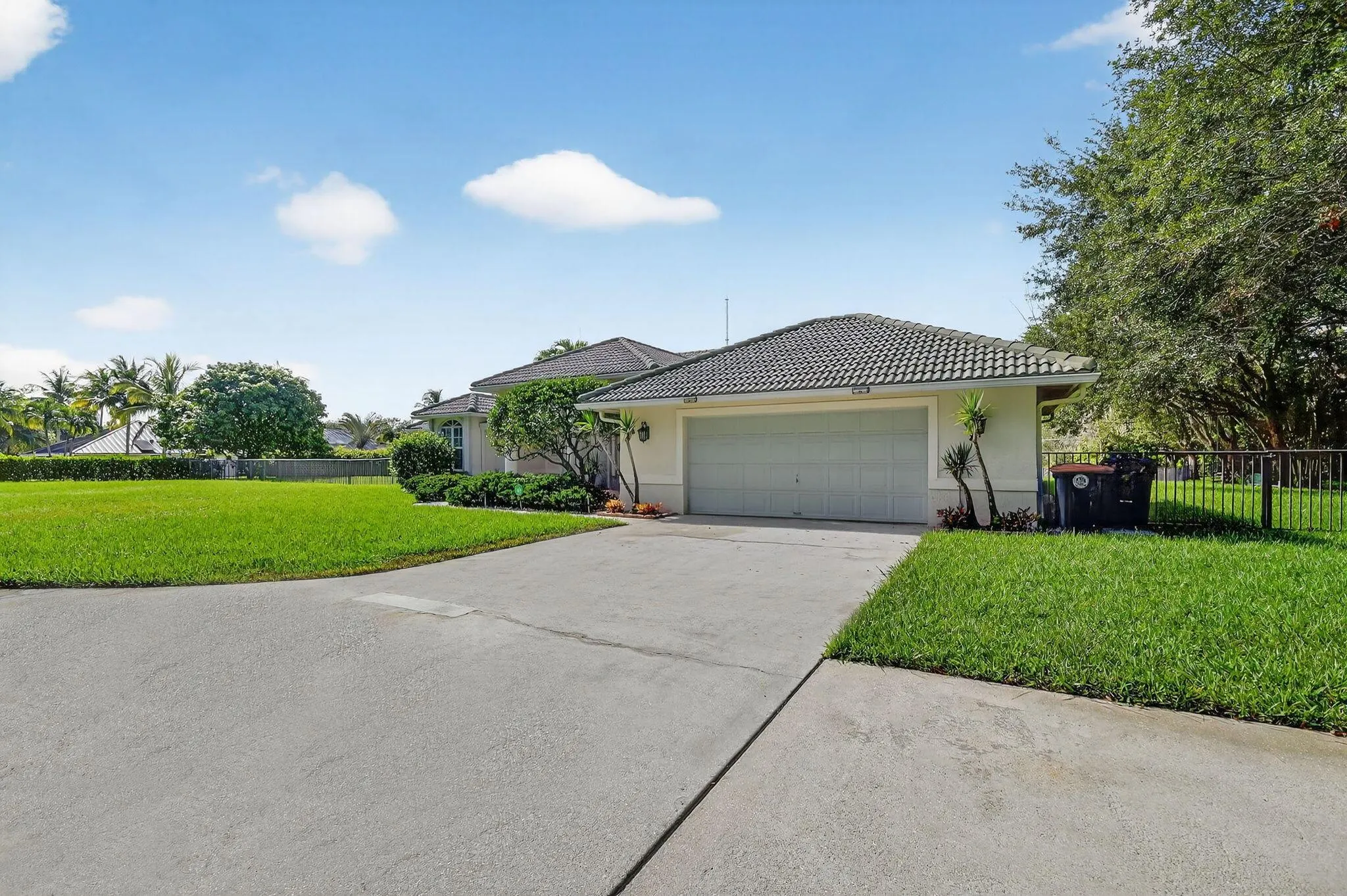 5551 Lago Del Sol Drive