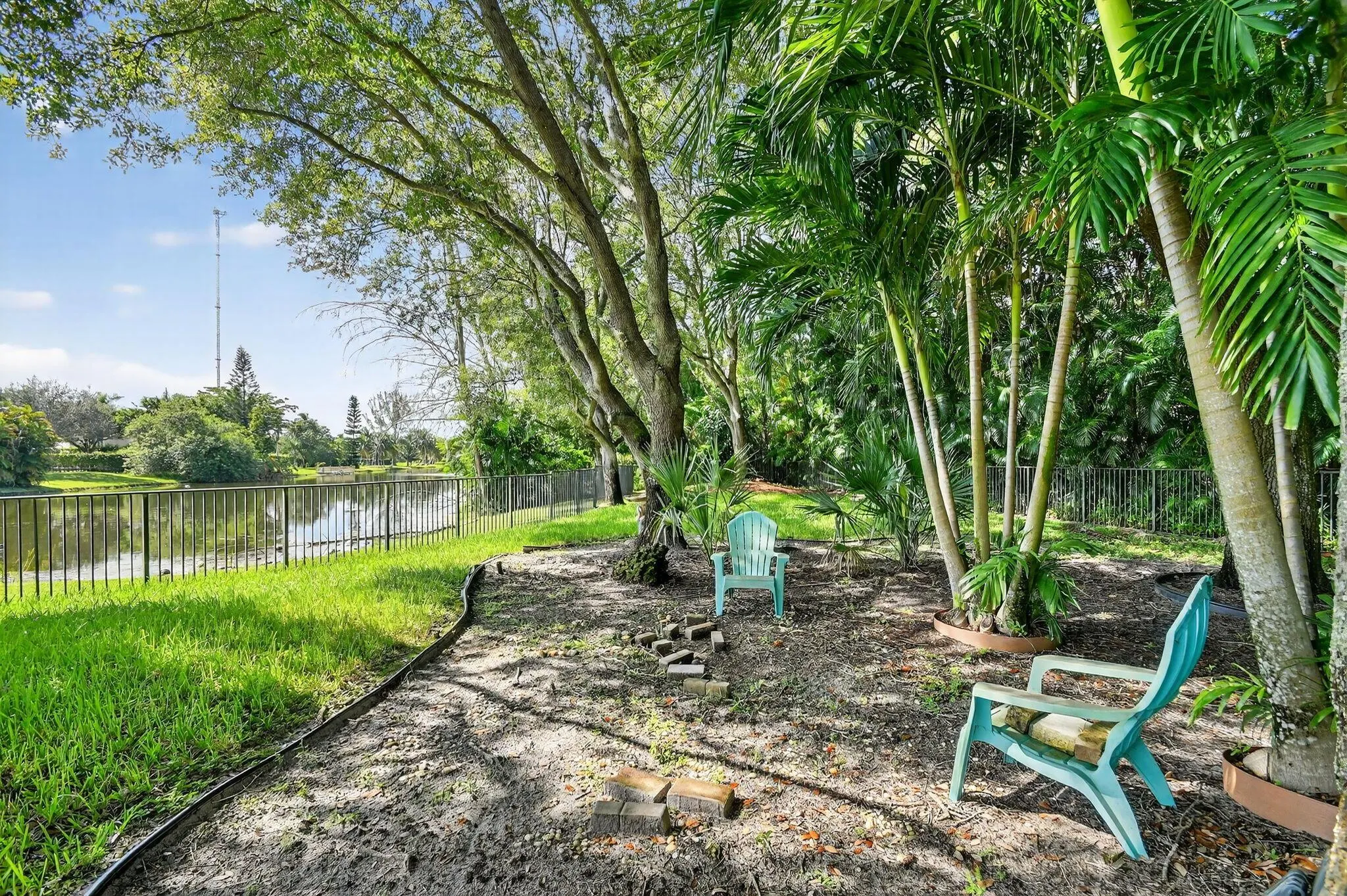 5551 Lago Del Sol Drive