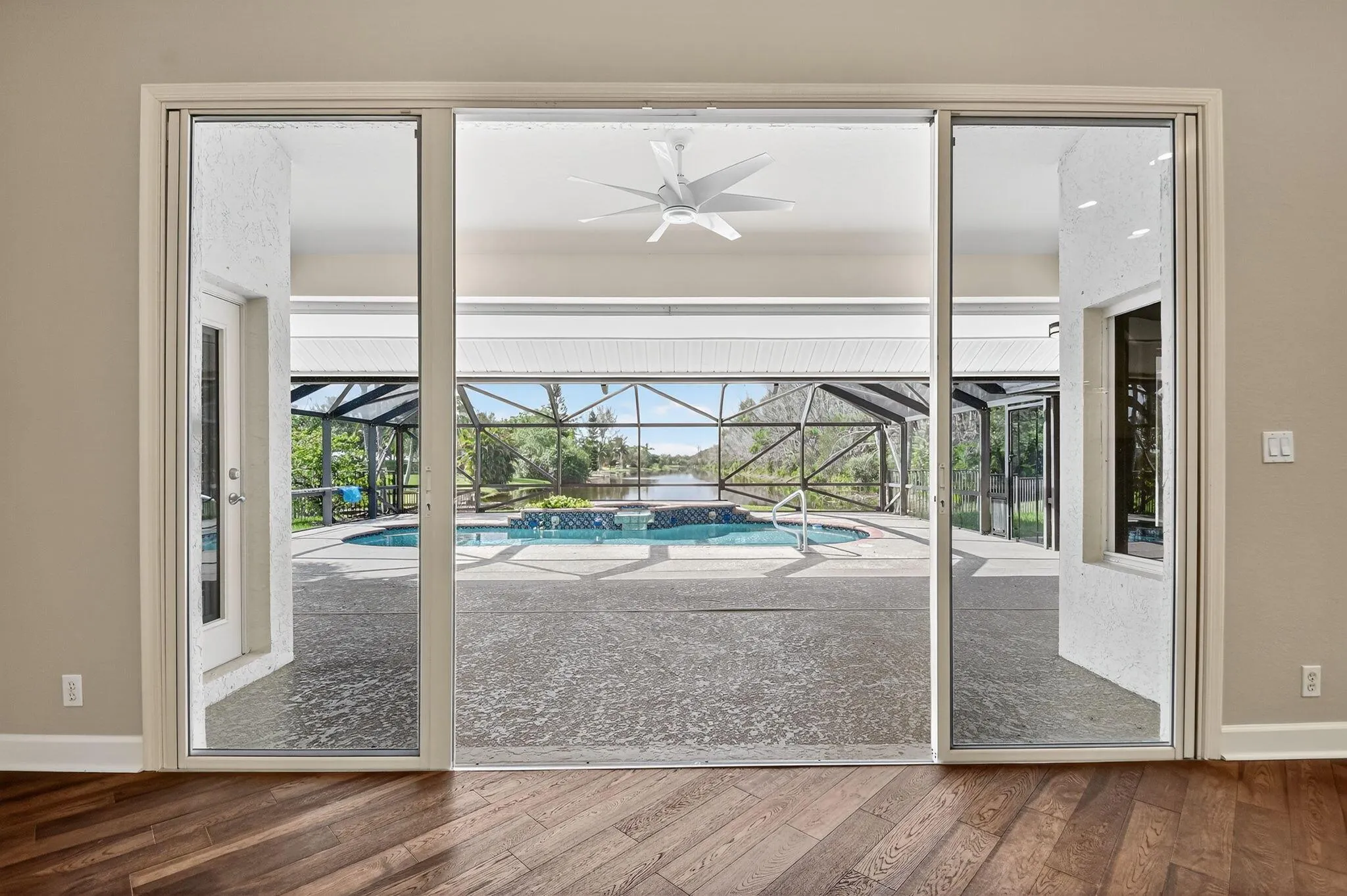 5551 Lago Del Sol Drive