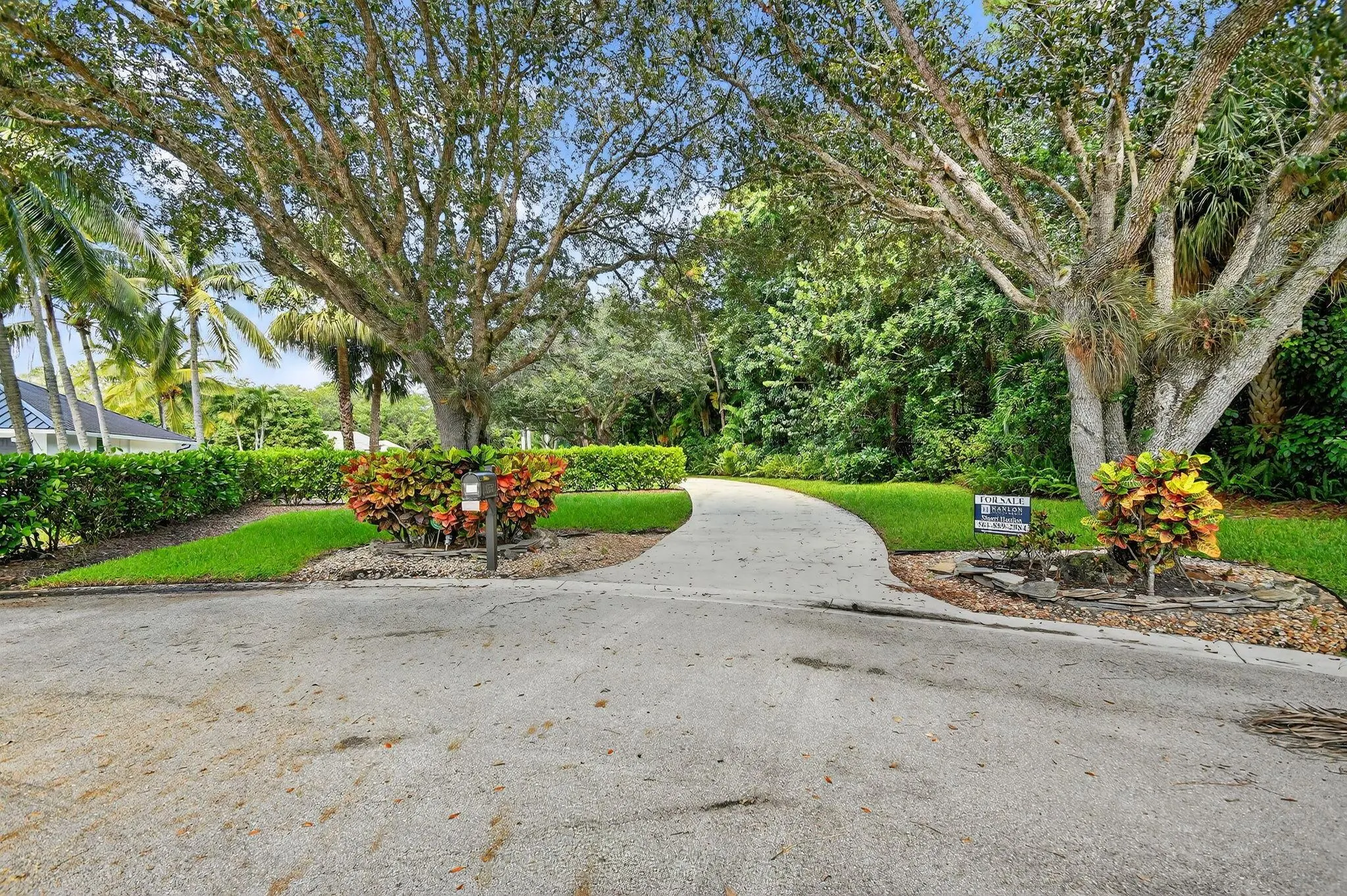 5551 Lago Del Sol Drive