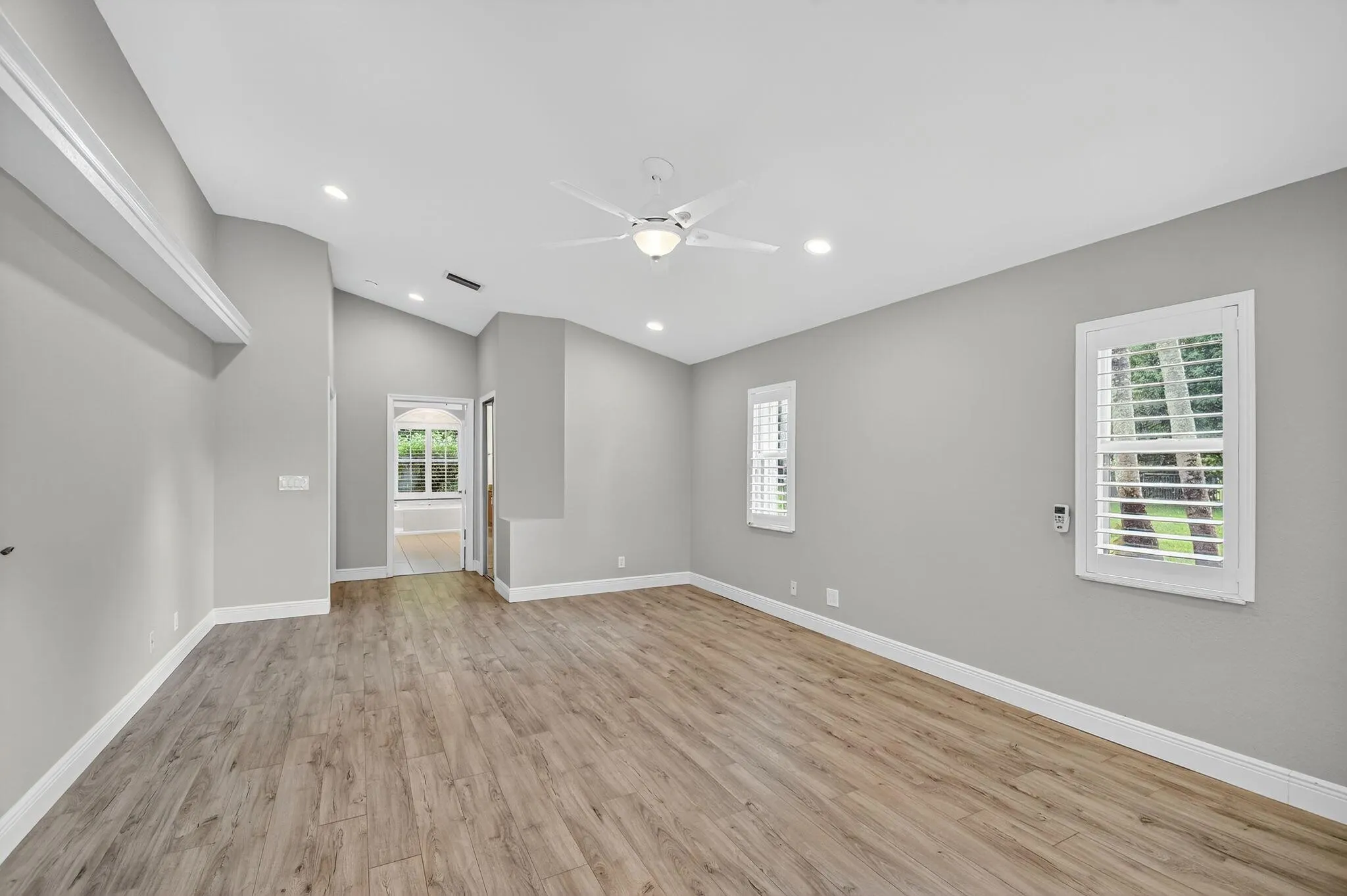5551 Lago Del Sol Drive