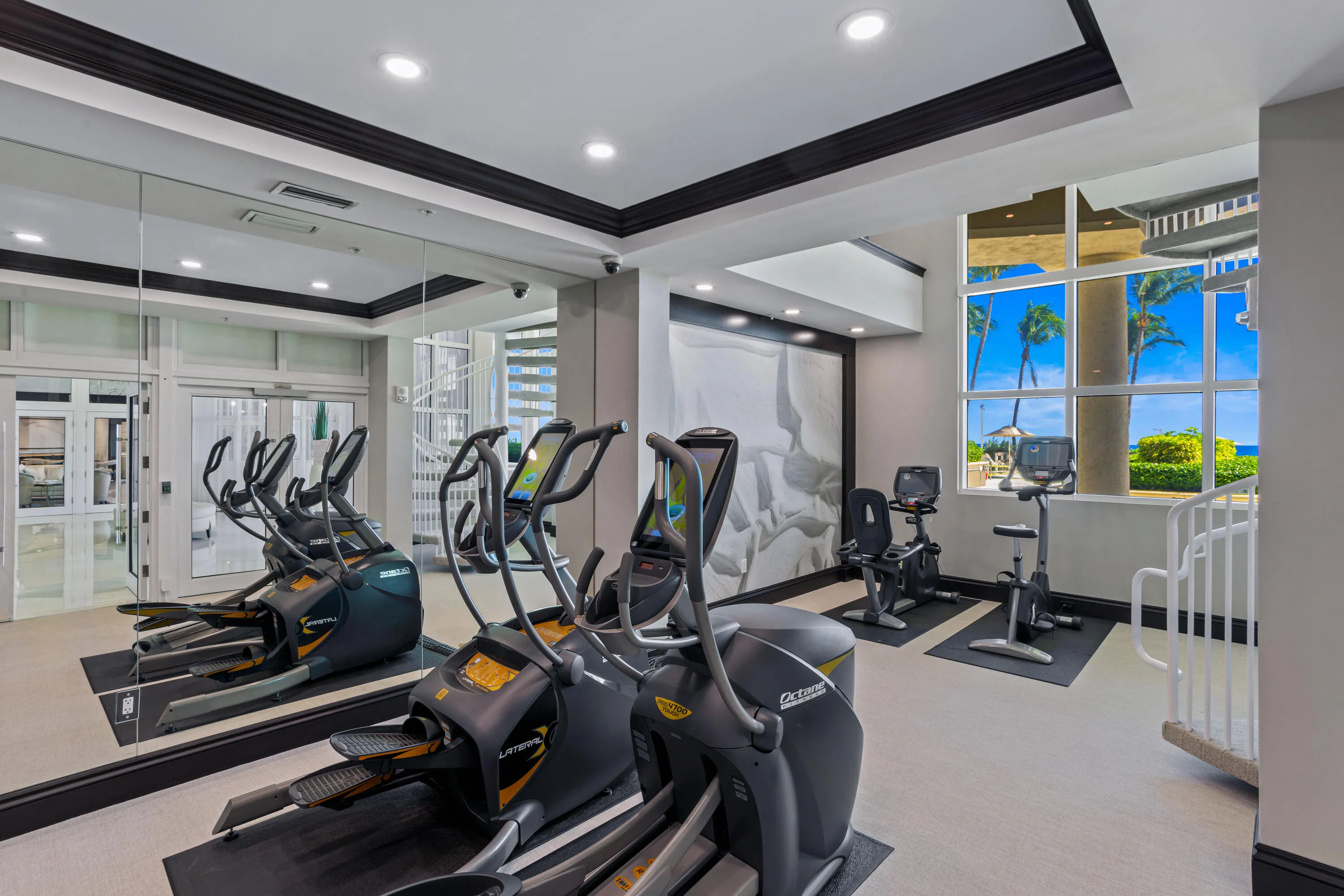 1063 Hillsboro Mile, #606