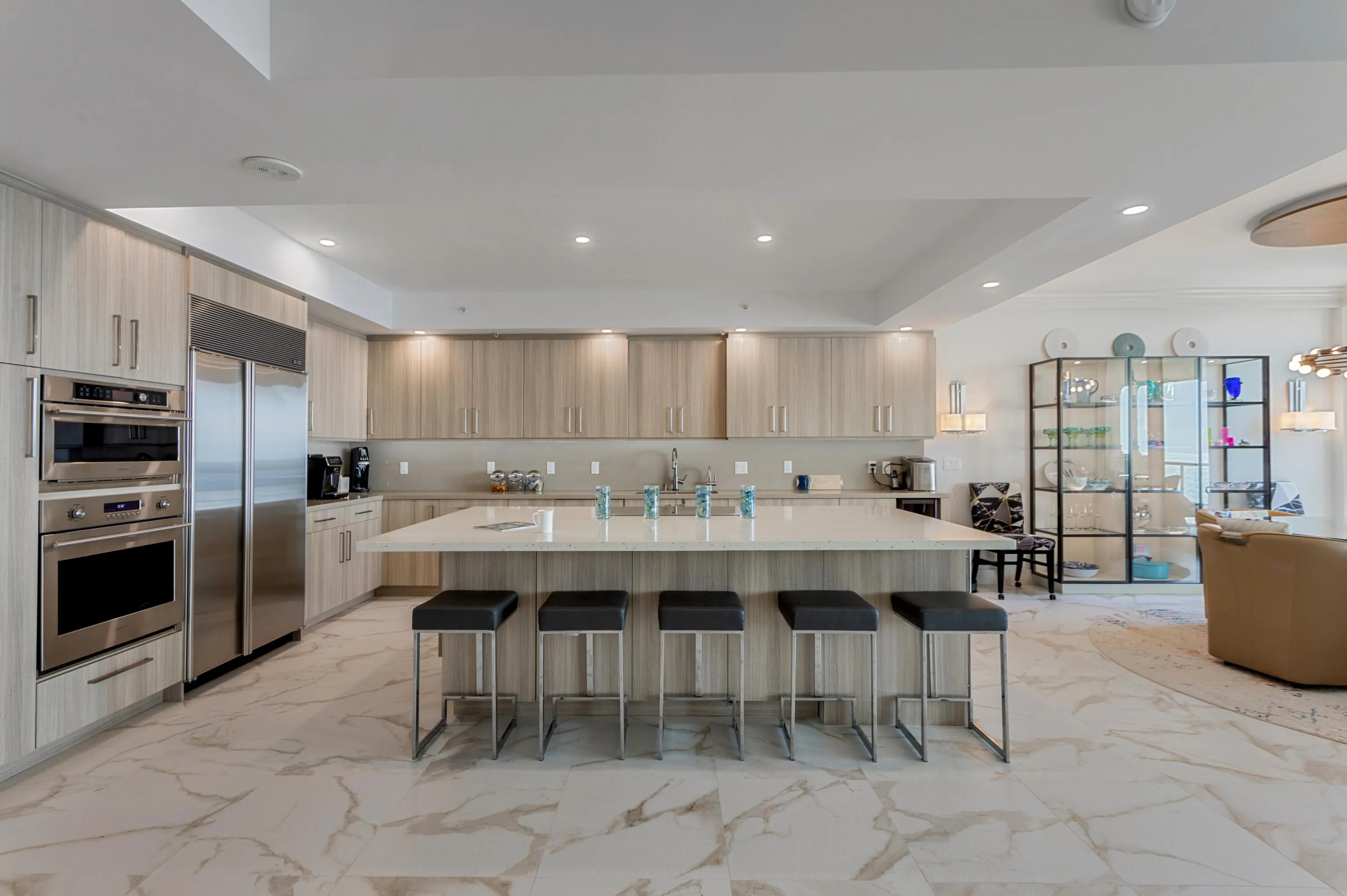 1063 Hillsboro Mile, #606