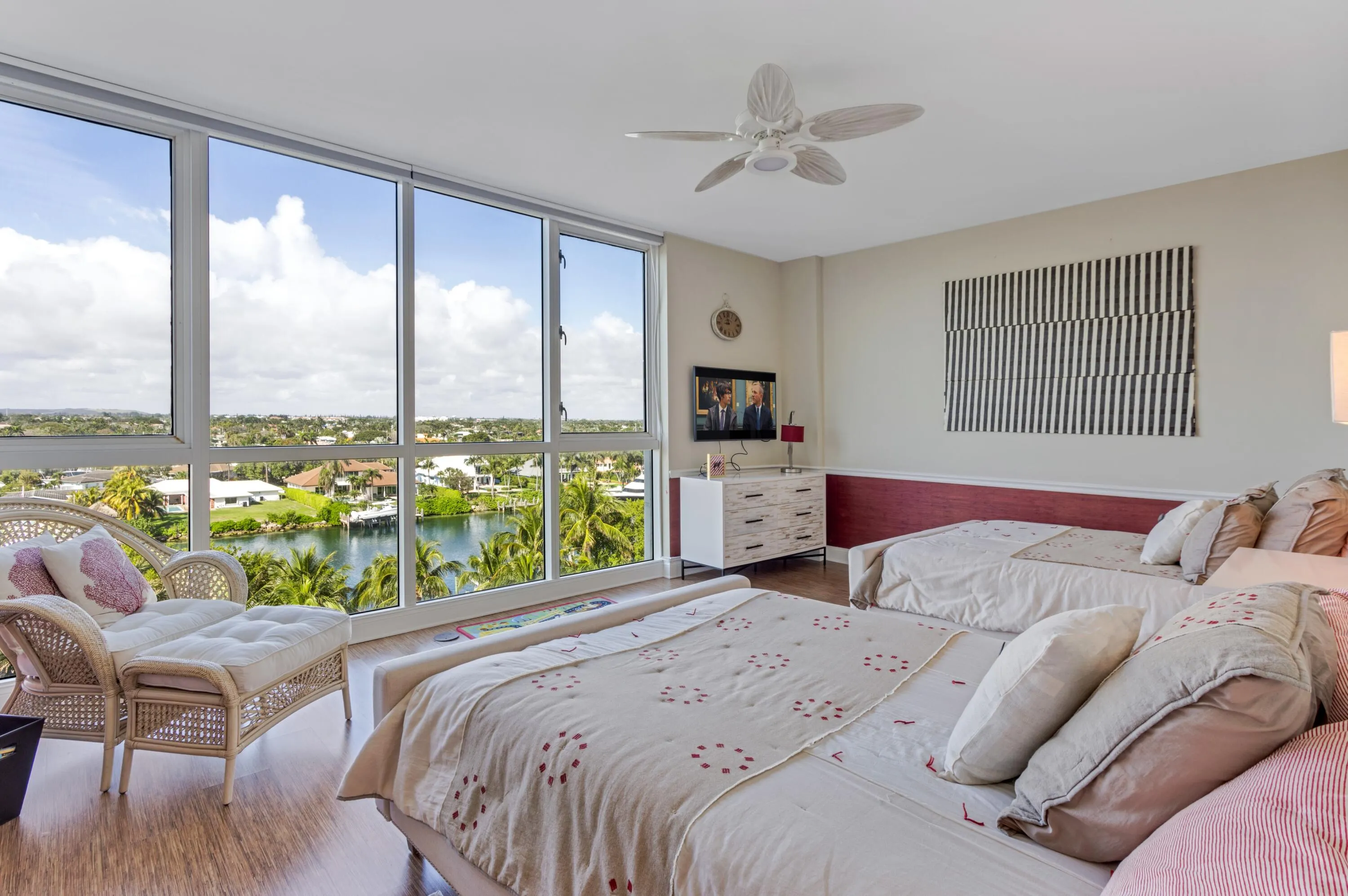 1063 Hillsboro Mile, #606