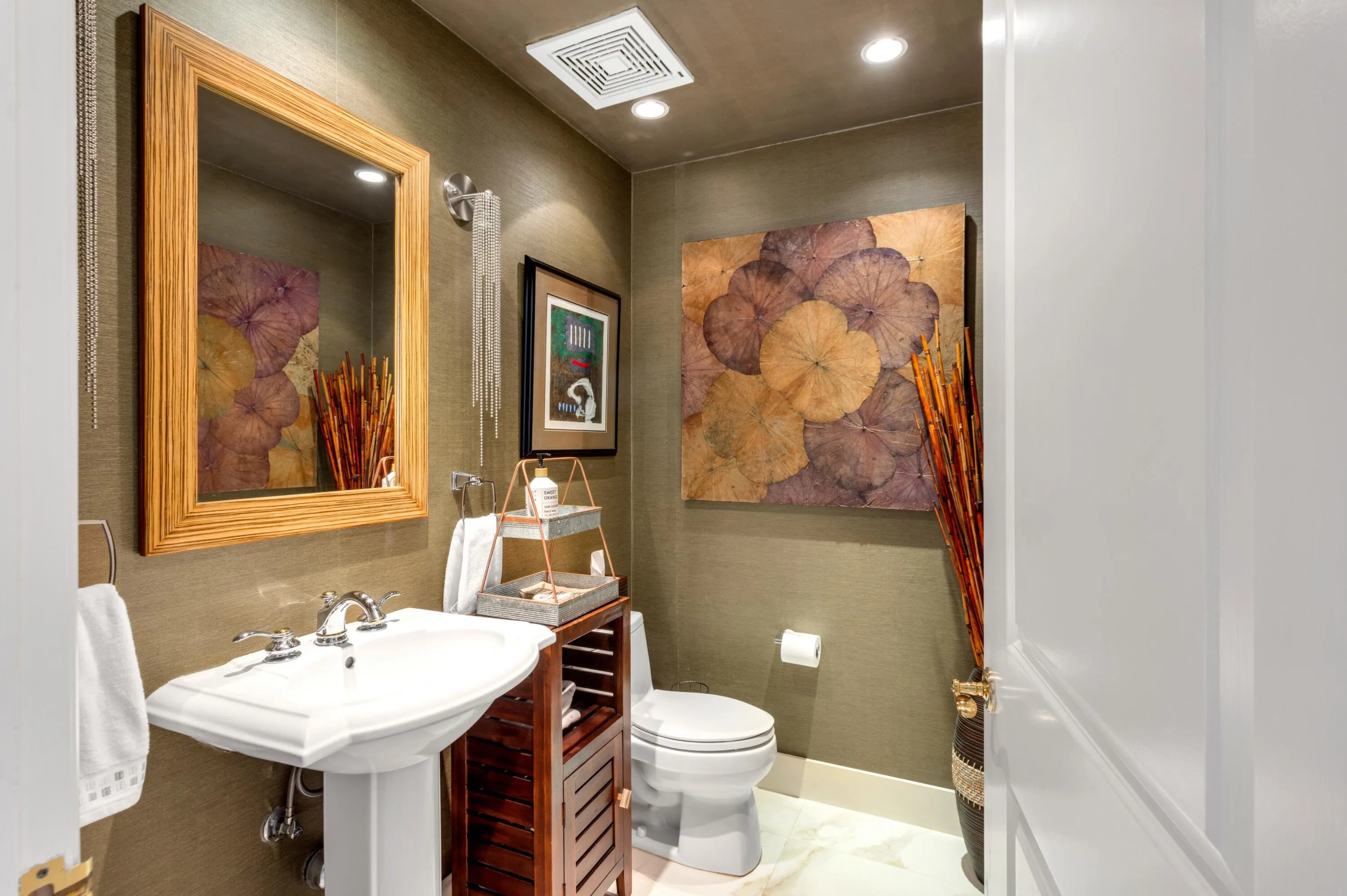 1063 Hillsboro Mile, #606