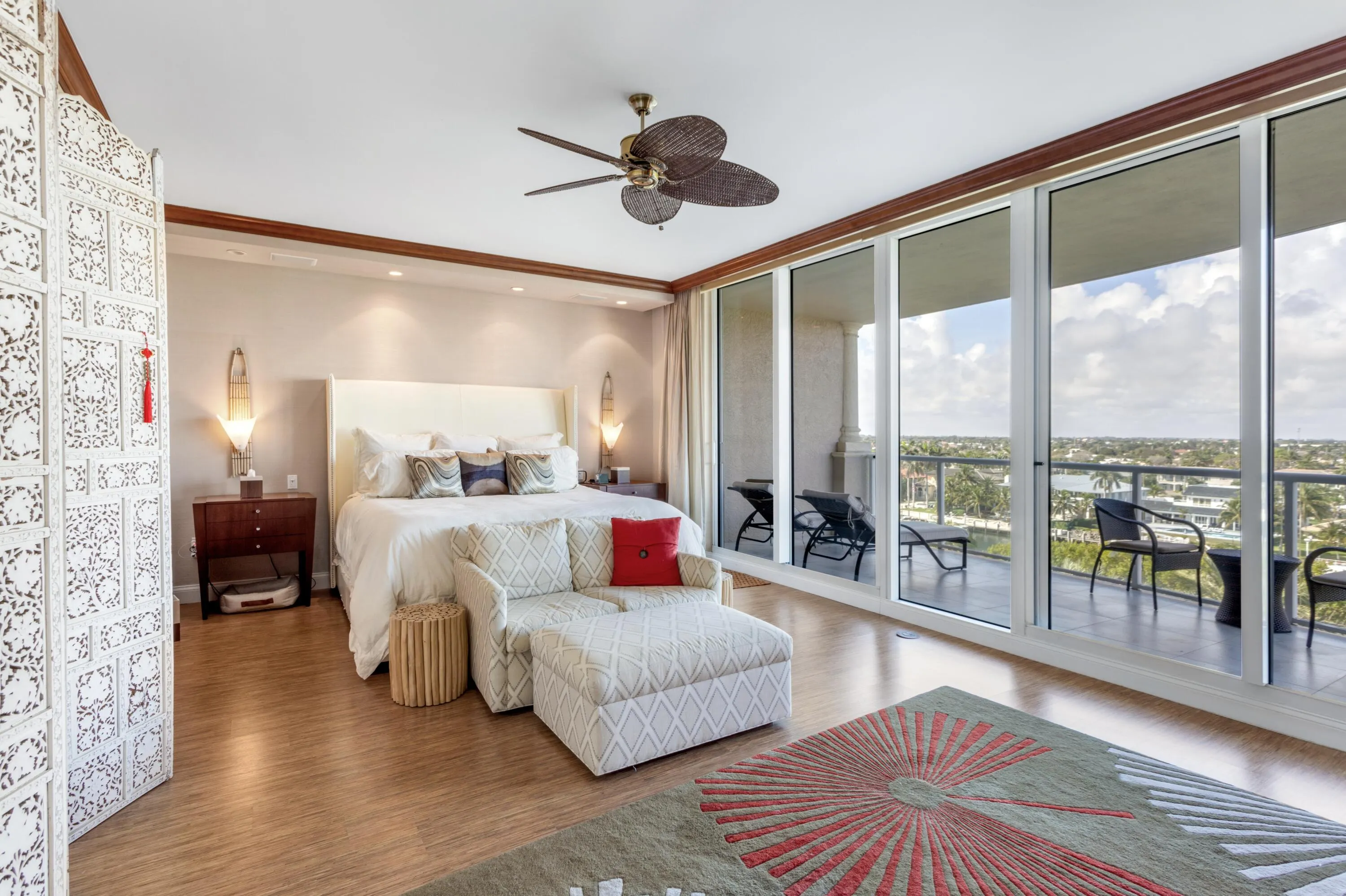 1063 Hillsboro Mile, #606