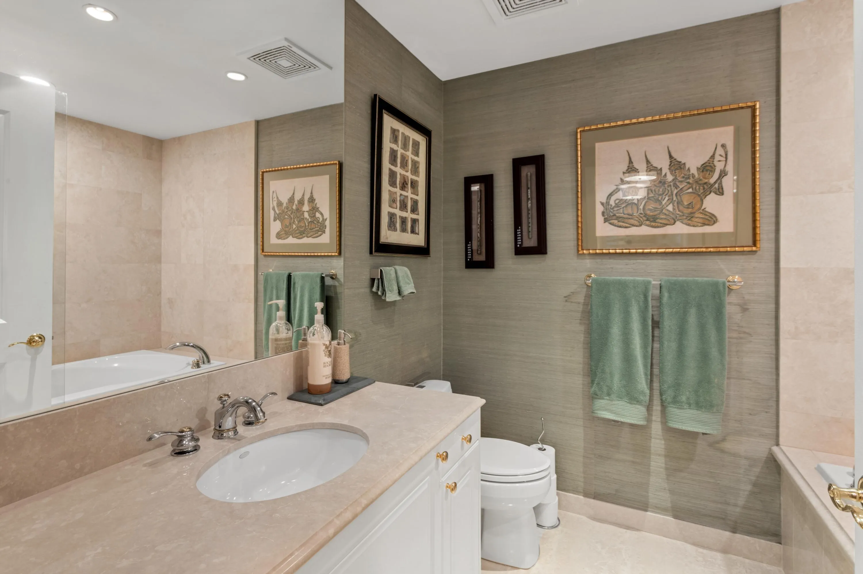 1063 Hillsboro Mile, #606