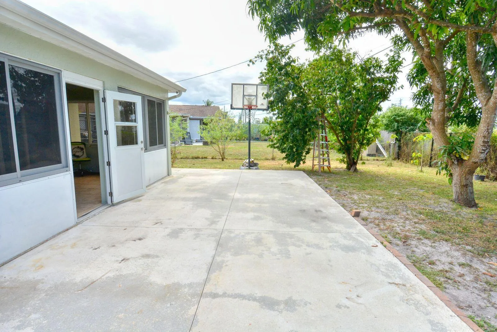 220 W Arbor Avenue