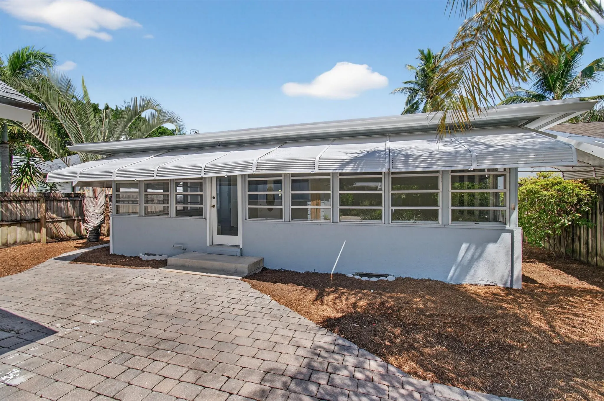 817 N Palmway