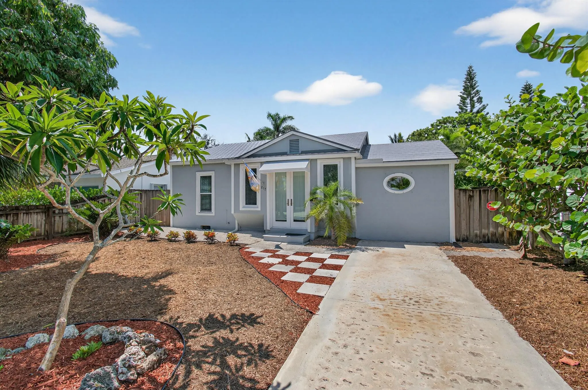 817 N Palmway
