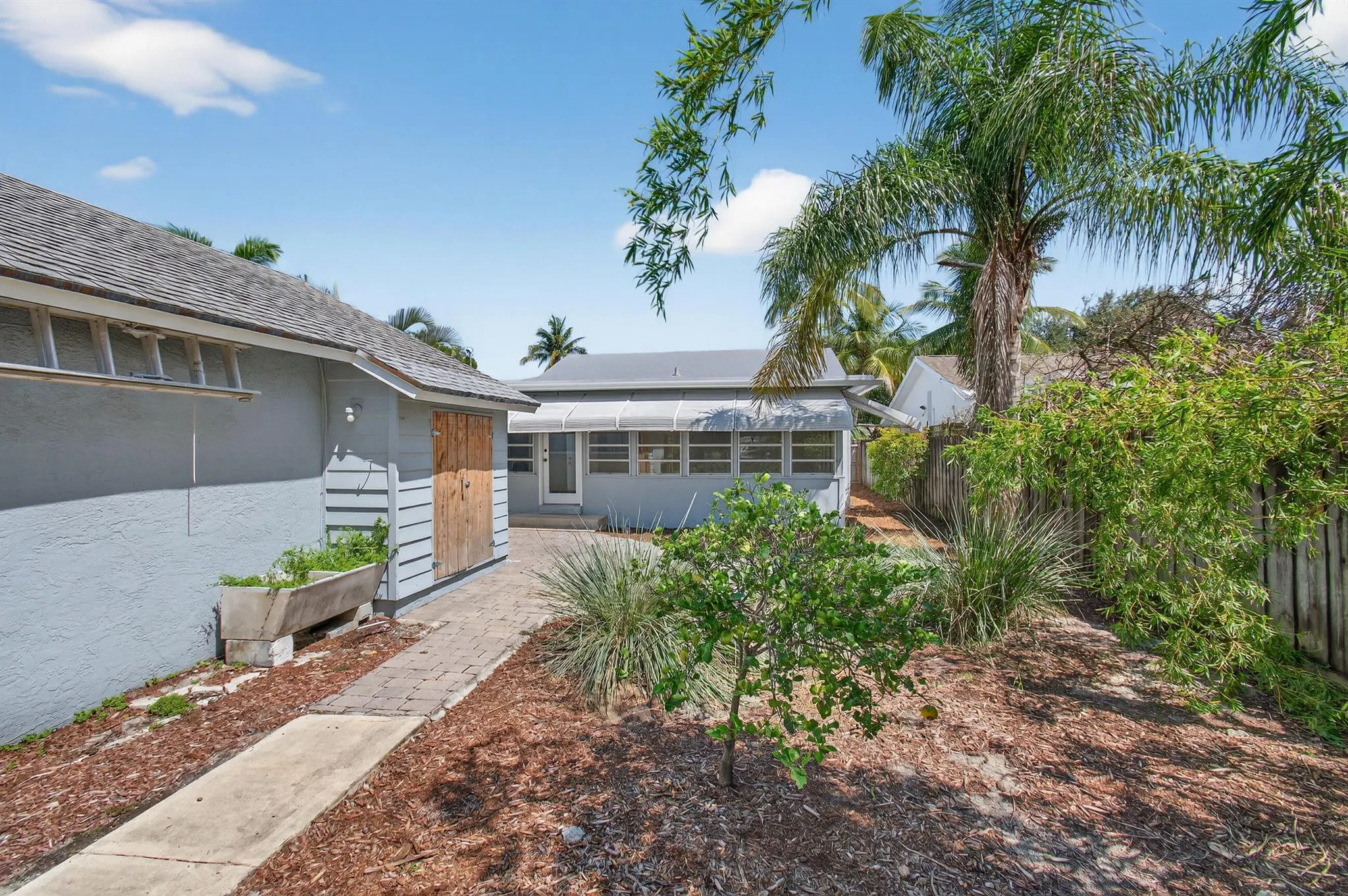 817 N Palmway