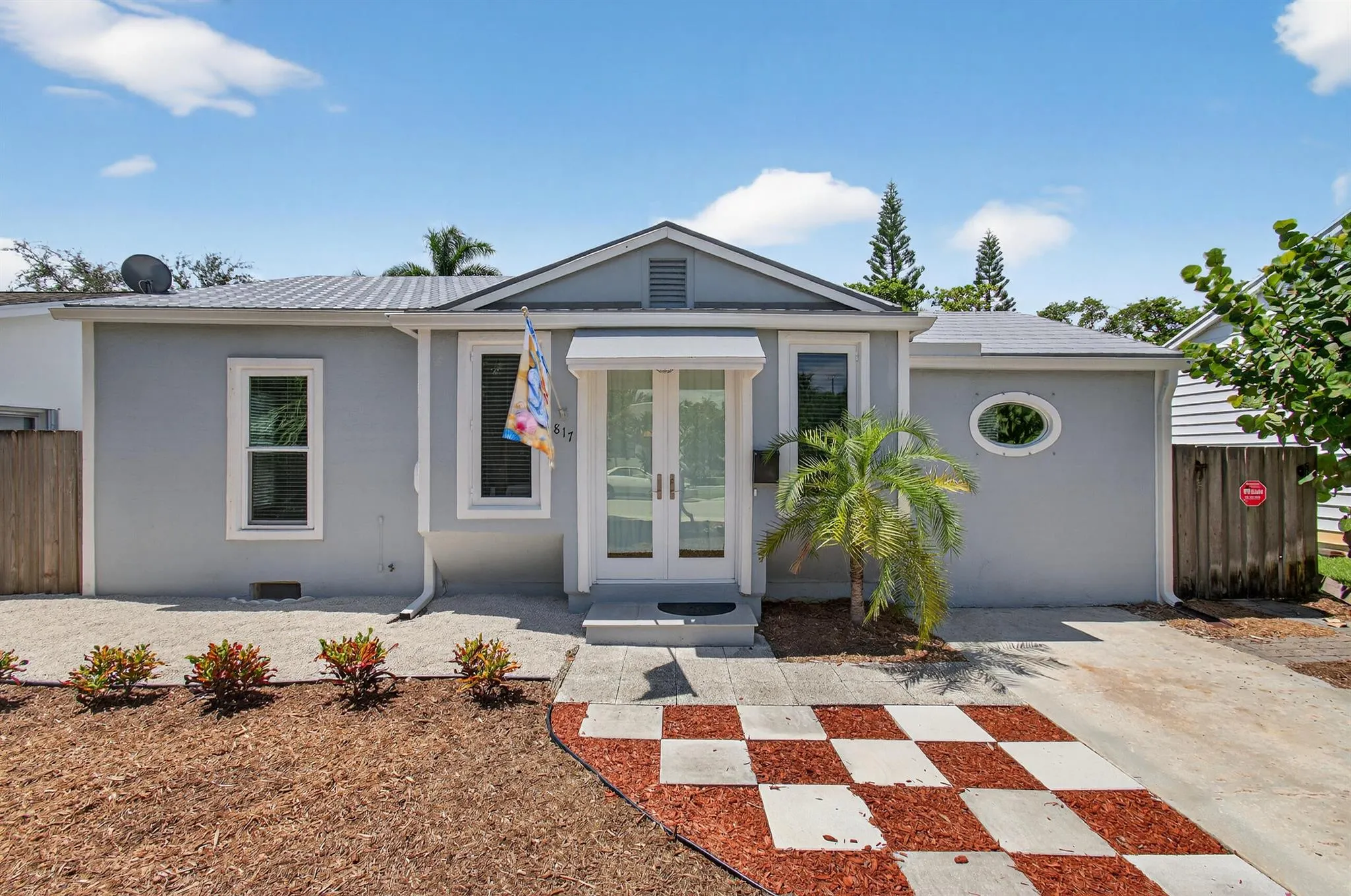 817 N Palmway