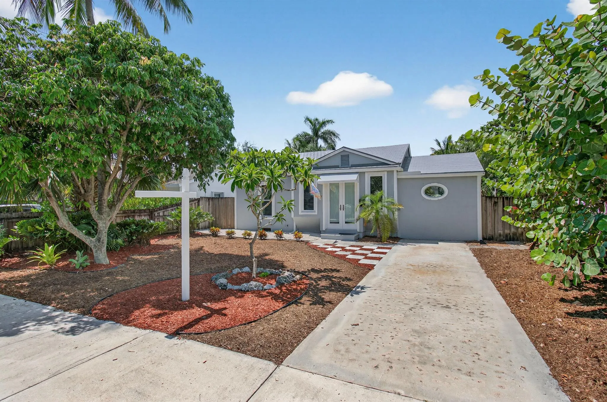817 N Palmway