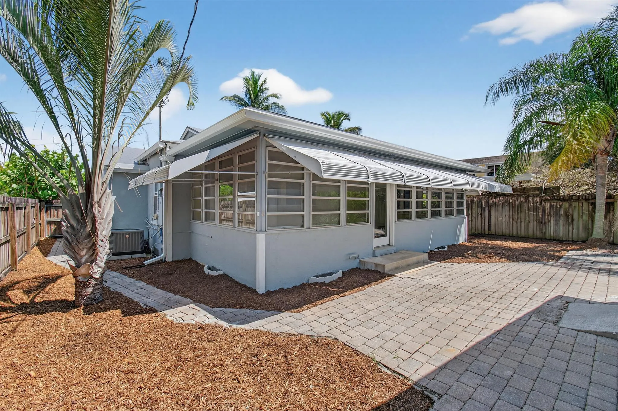 817 N Palmway
