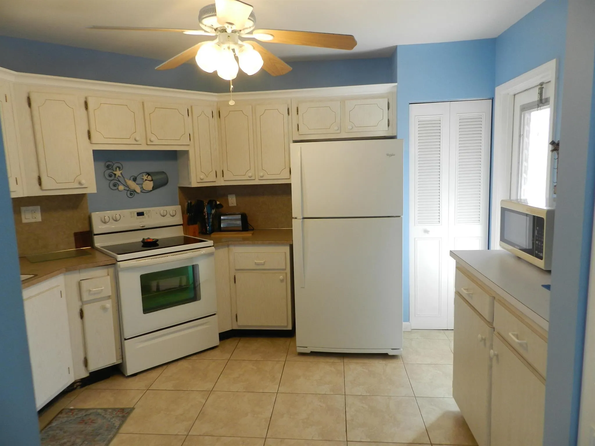 6 Greenway Village N, #202