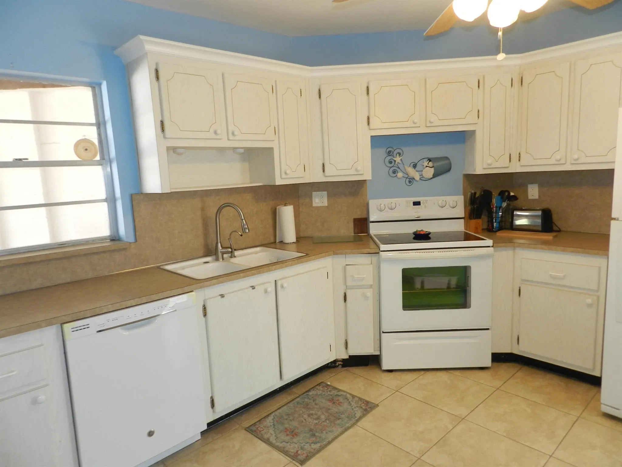6 Greenway Village N, #202