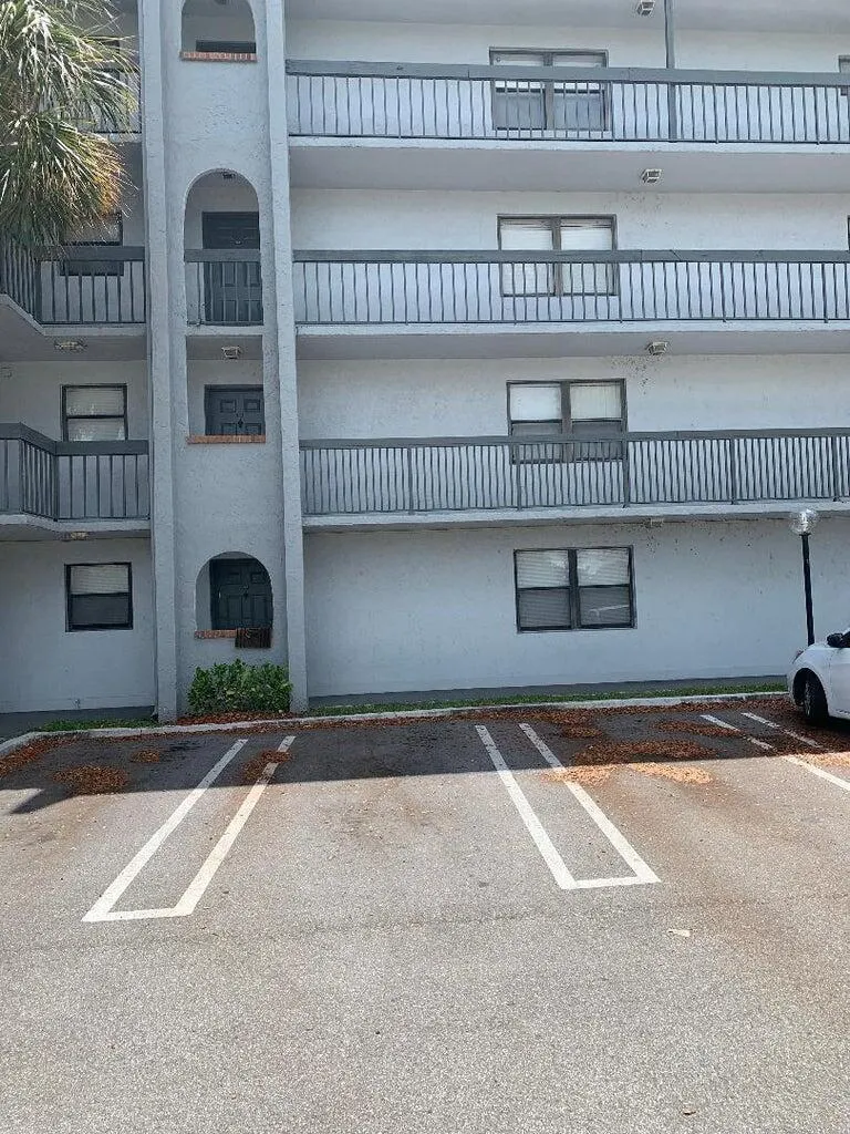 2050 N Congress 104 Avenue, #104