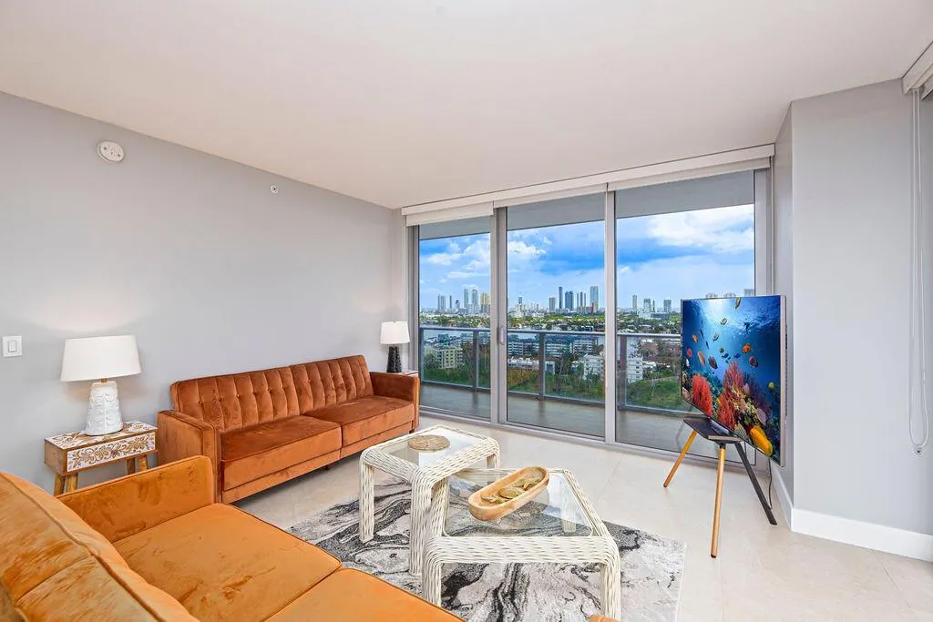 16385 Biscayne Boulevard, #1821