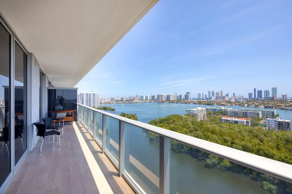 16385 Biscayne Boulevard, #1821