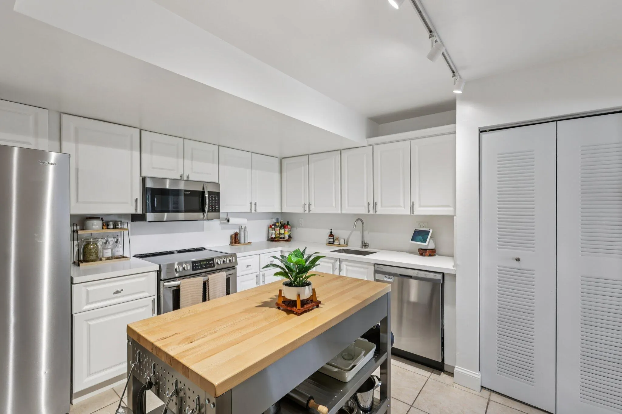 721 N Pine Island, #406