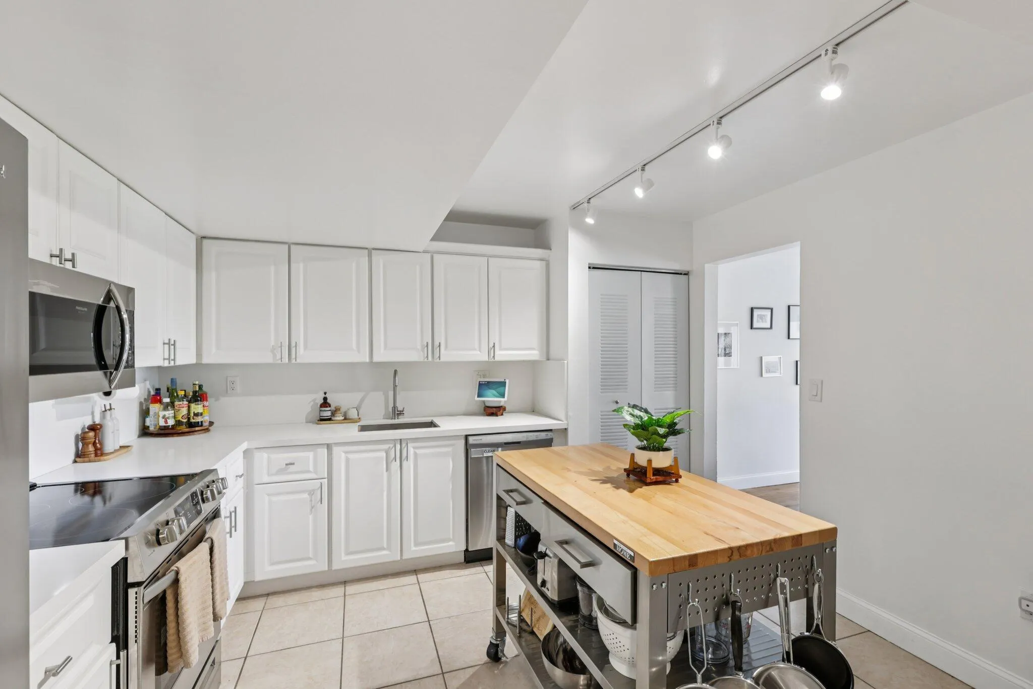 721 N Pine Island, #406