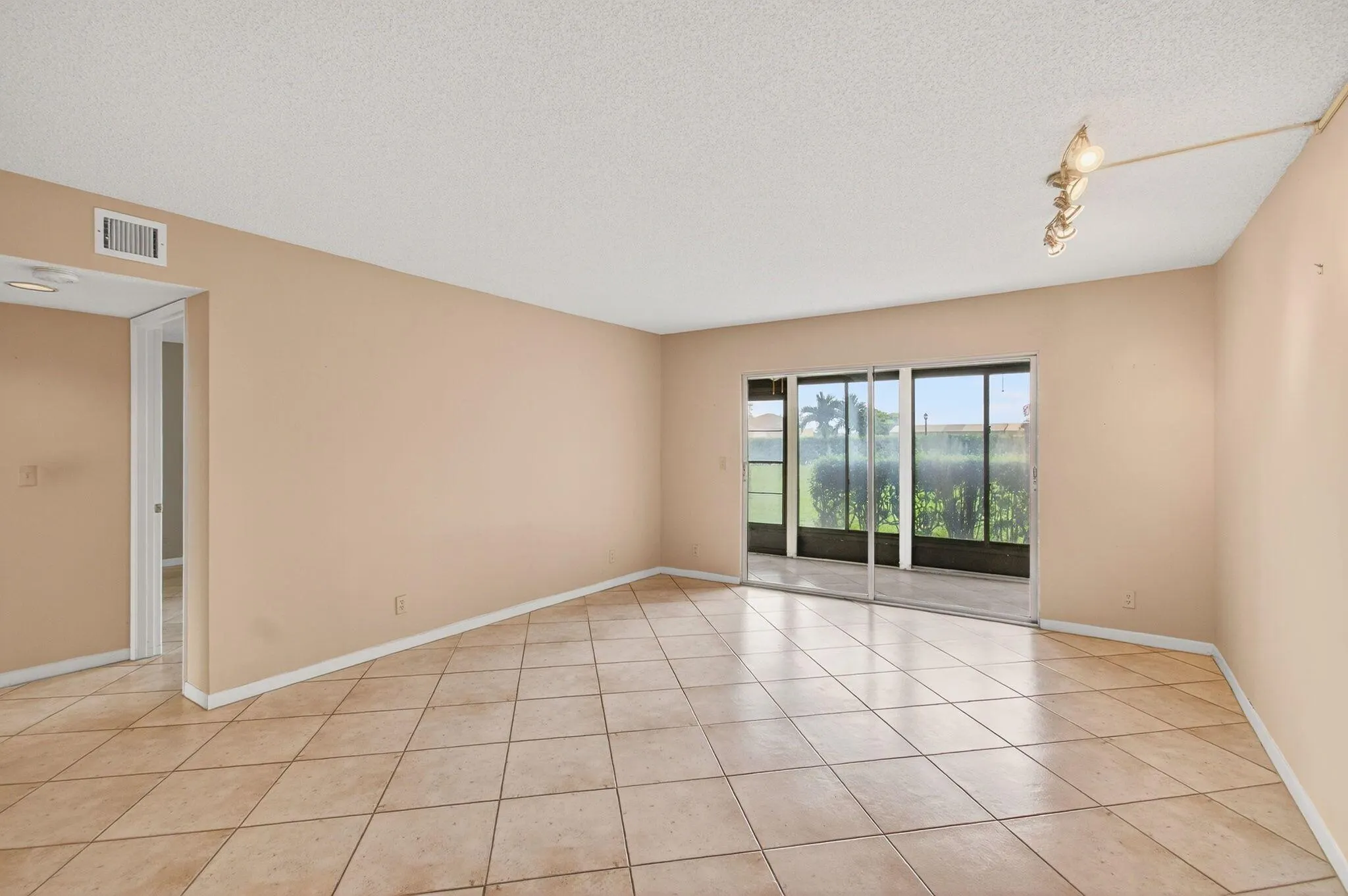 7286 Huntington Lane, #103